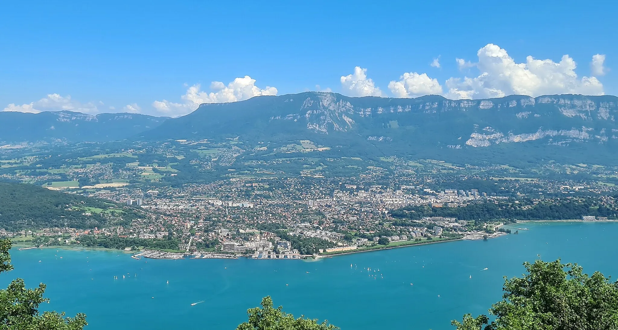 Photo showing: La ville d'Aix-les-Bains vue depuis La Chapelle-du-Mont-du-Chat en juillet 2021. Au premier plan, le lac du Bourget. En arrière plan, le mont Revard et le massif des Bauges.