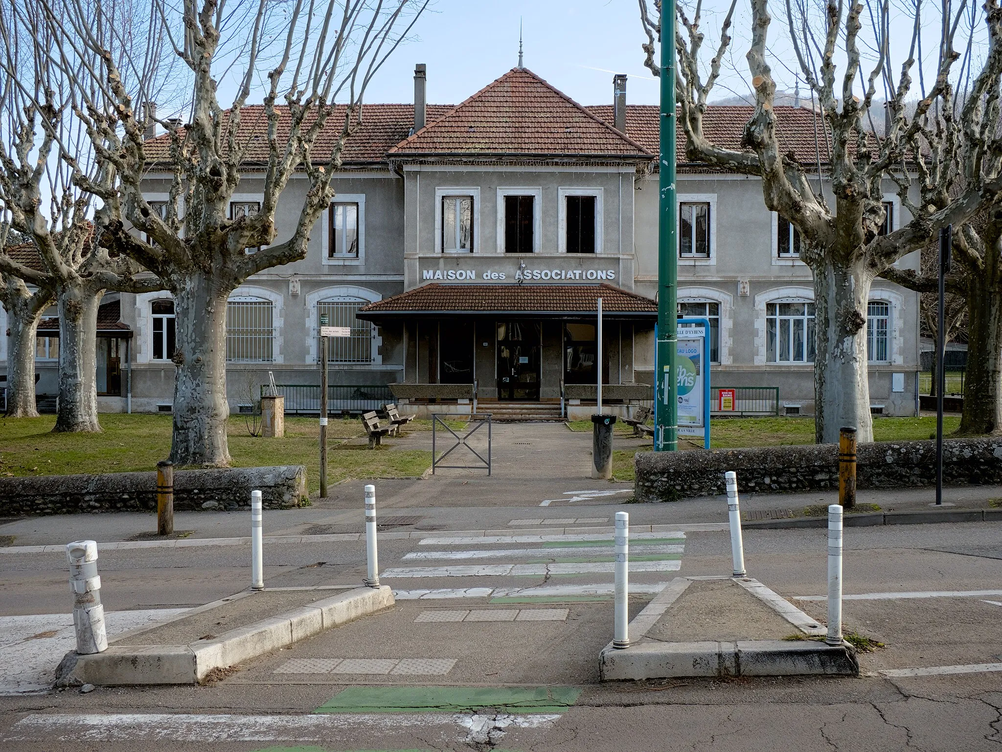 Photo showing: Former house of associations of en:Eybens