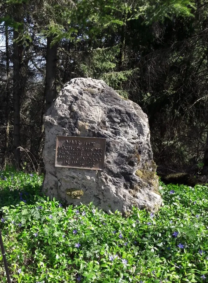 Photo showing: Im Jahr 1972 entdecktes Hügelgrab in der Nähe der Lausebuche im Grenzbereich Elspe/Oberelspe. Geschätztes Alter ca. 4000 Jahre