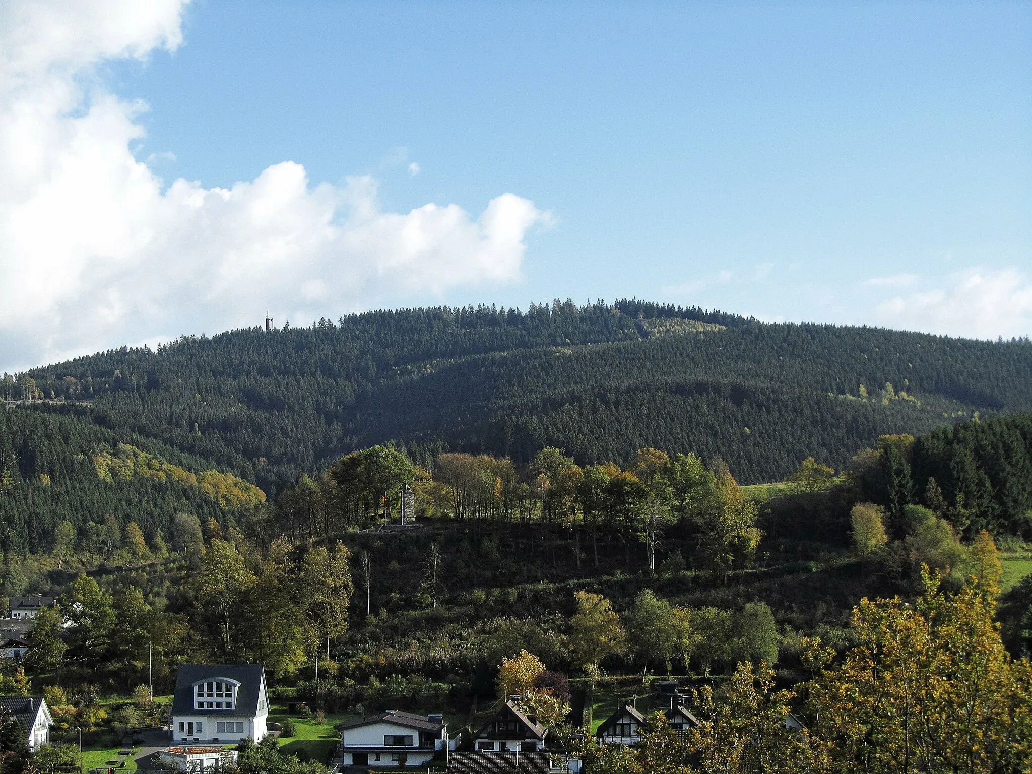 Photo showing: Die Hohe Bracht (588 m), gesehen von der Burg Bilstein