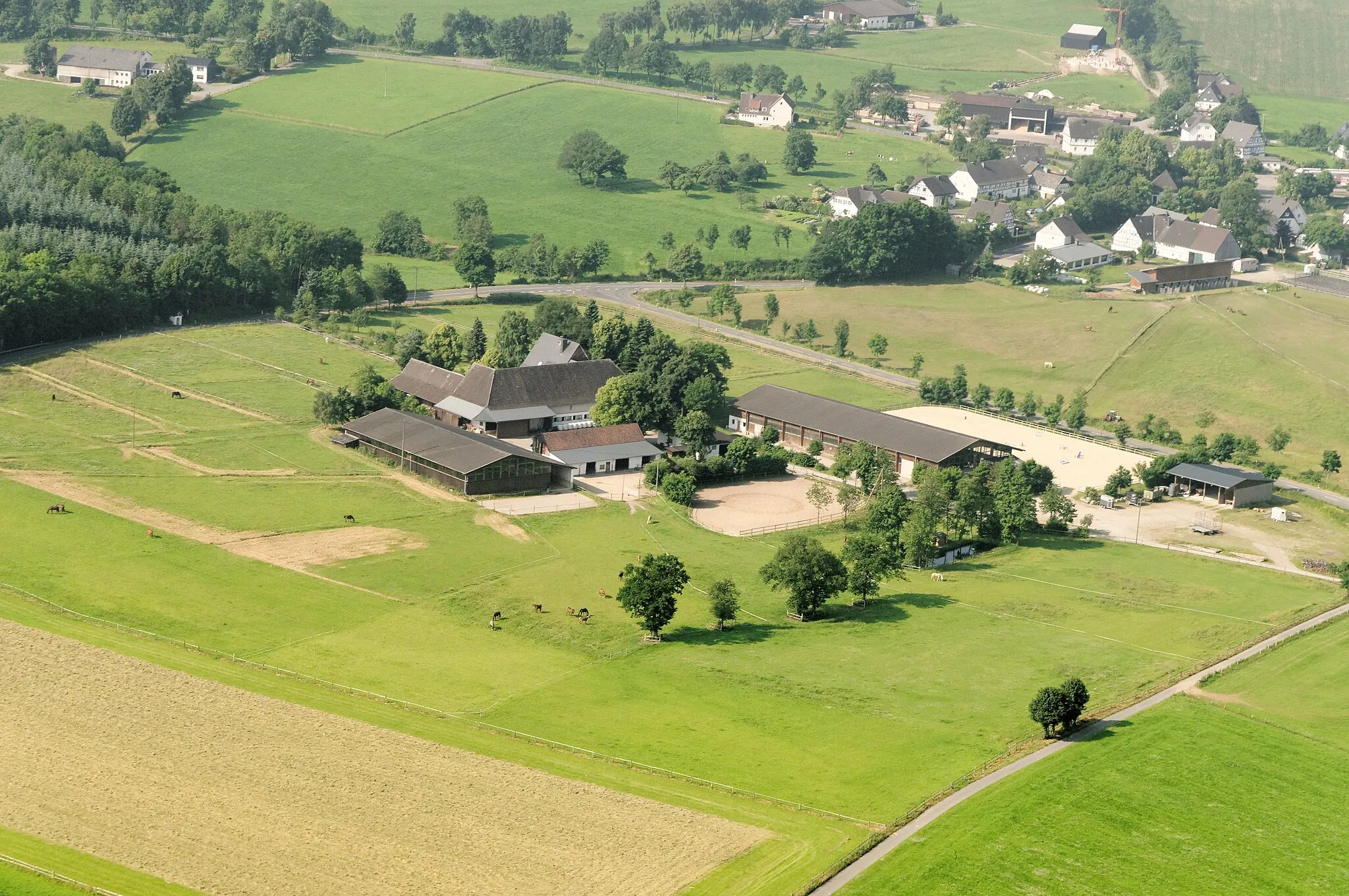 Photo showing: Fotoflug Sauerland-Ost: Hof bei Felbecke (Haverlandstraße)