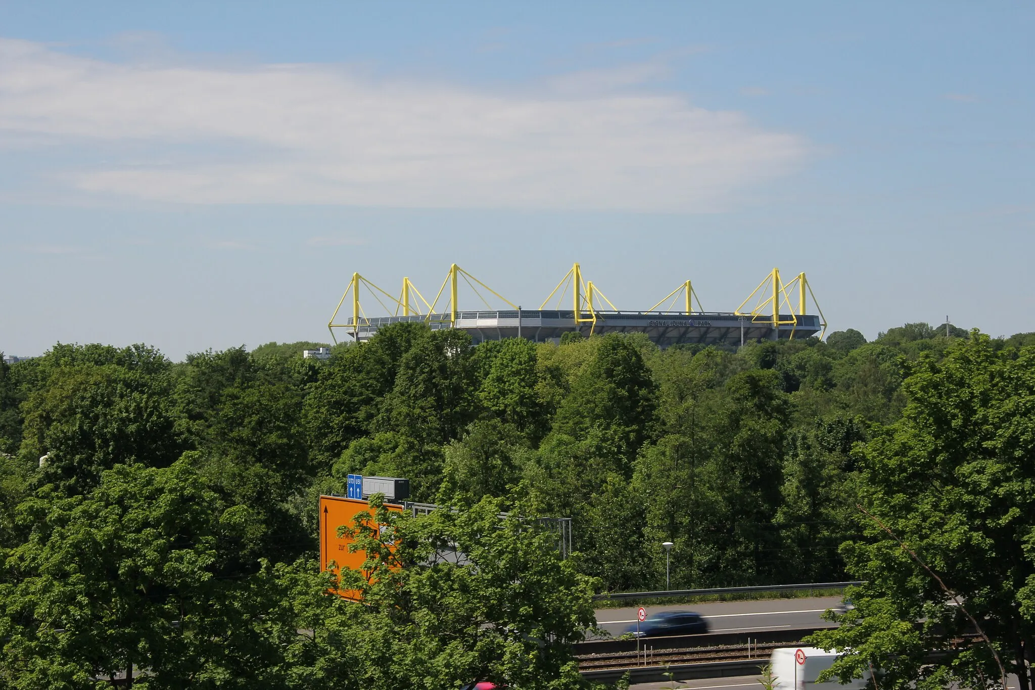 Photo showing: Blick vom ehemaligen Phoenix-Gelände West auf den Borussentempel (Westfalenstadion, nix für Schalker)