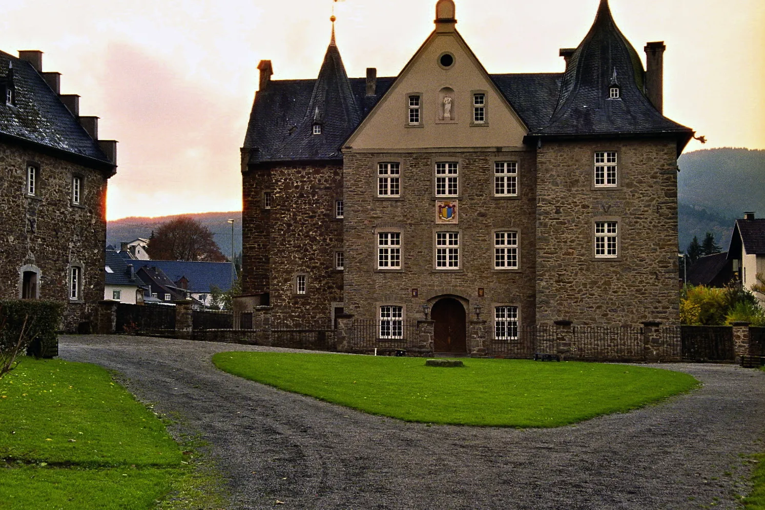 Photo showing: Die weitgehend unbekannte Baugeschichte des Schlosses beginnt um 1457 als Familiensitz einer Adelsfamilie. Die aus Bruchstein gebaute Anlage mit drei Türmen ist von einem Wassergraben (Gräfte) umgeben und besitzt eine Vorburg.
Das denkmalgeschützte Schloss ist seit 1457 Stammsitz der Familie 'von Plettenberg-Lenhausen'.
Es befindet sich in Finnentrop, Ortsteil Lenhausen im Sauerland, NRW.
Die Aufnahmen wurden von mir im Herbst 2005 mit einer Nikon F5 gemacht.

Johannes Heribert Pohl