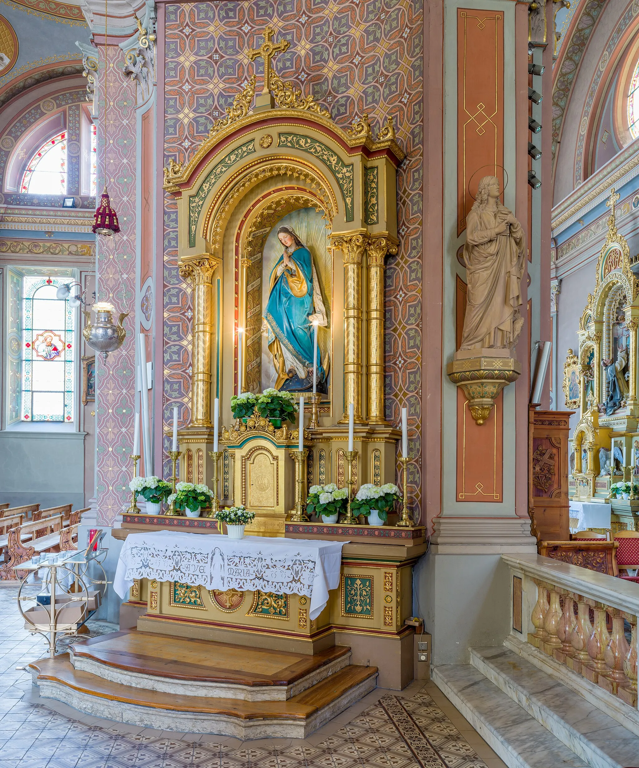 Photo showing: Altar of the Virgin Mary in the parish church  of Urtijëi 1870. Statue of Virgin Mary by Sculptor Josef Moroder-Lusenberg.