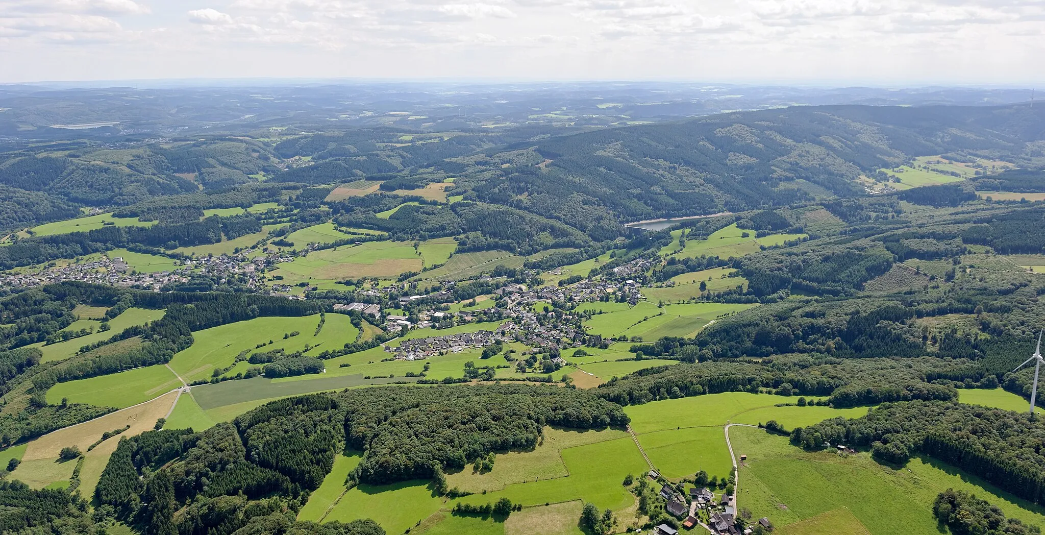 Photo showing: Fotoflug Sauerland West. Plettenberger Siedlungen Dingeringhausen (unten), Himmelmert (Mitte); Kückelheim und Dankelmert (links); Oestertalsperre; Höhenzug Hohes Ebbe im Ebbegebirge