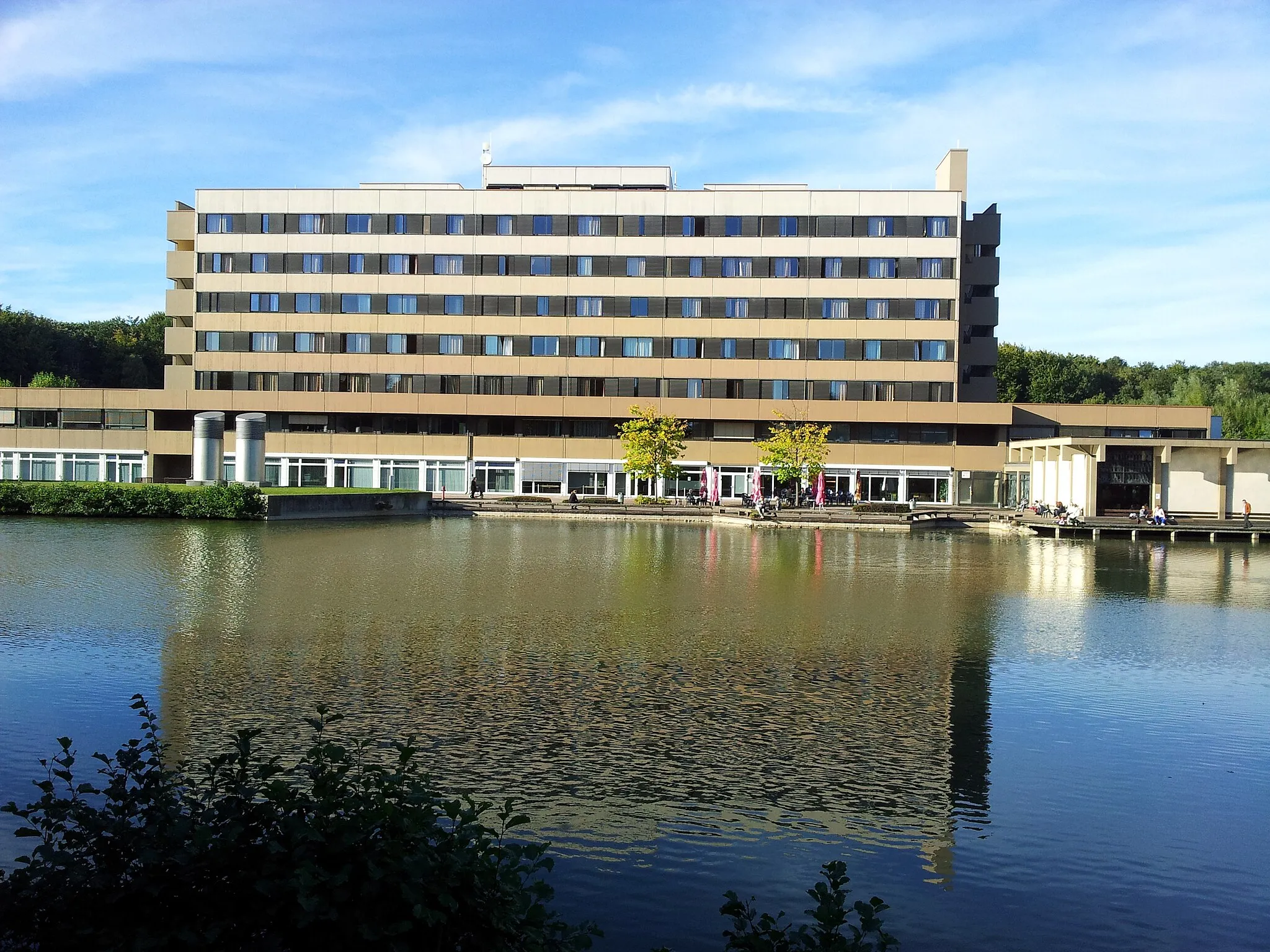 Photo showing: Krankenhaus Werne mit dem See