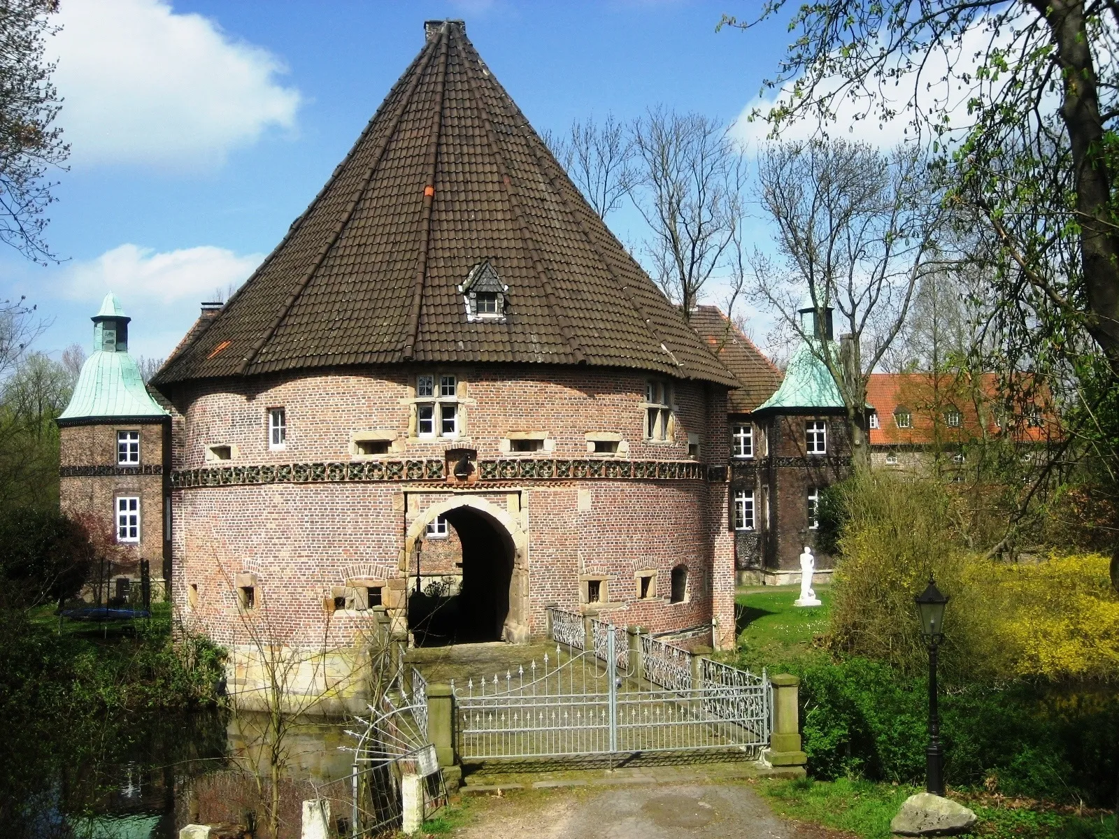 Photo showing: Das Torhaus im April 2014, im Hintergrund der Südflügel