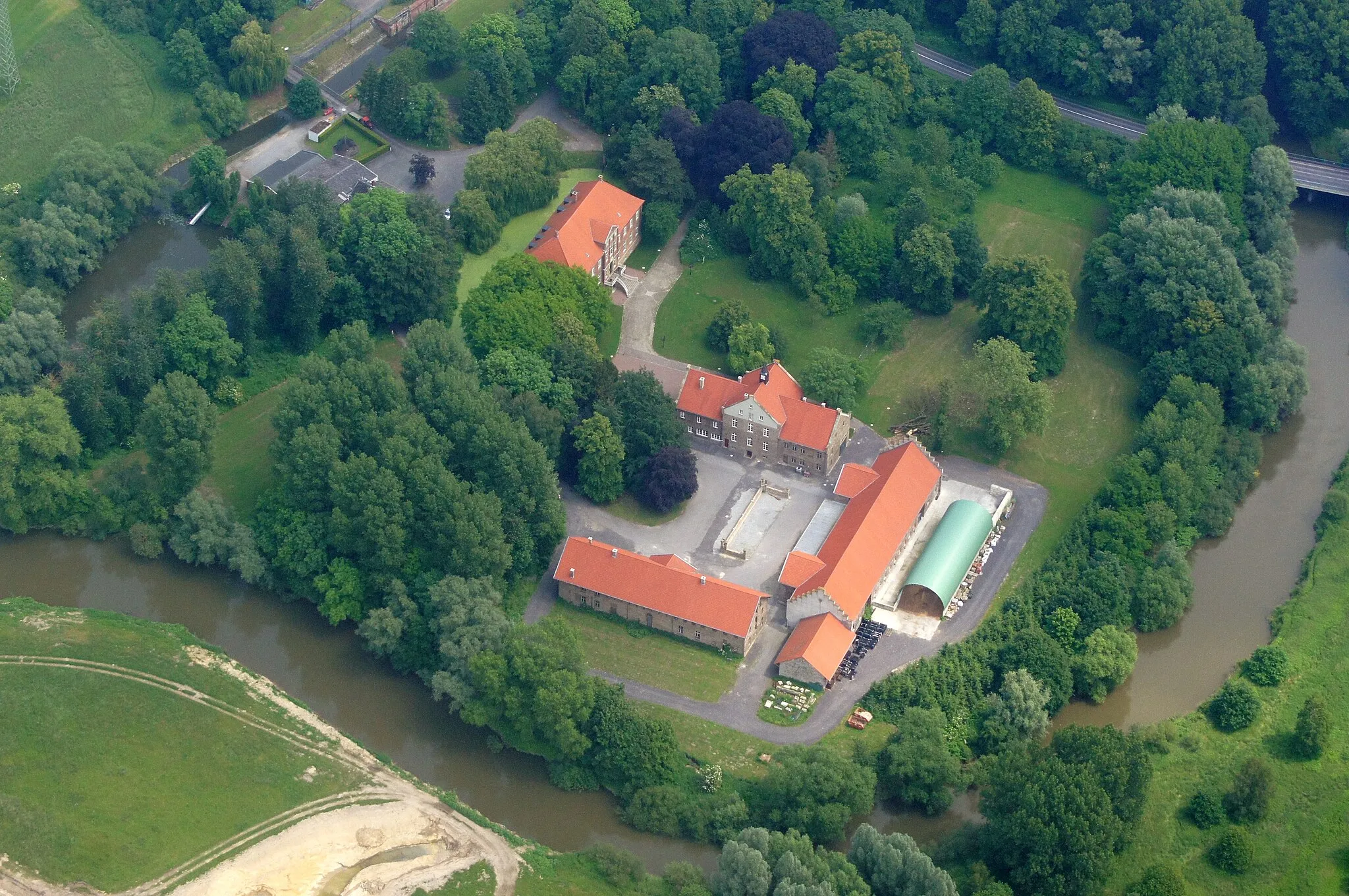 Photo showing: Haus Uentrop ist ein 1720 erbautes Wasserschloss in Uentrop, Hamm, Nordrhein-Westfalen, Deutschland.
Das Bild entstand während des Münsterland-Fotoflugs am 1. Juni 2014.
Hinweis: Die Aufnahme wurde aus dem Flugzeug durch eine Glasscheibe hindurch fotografiert.