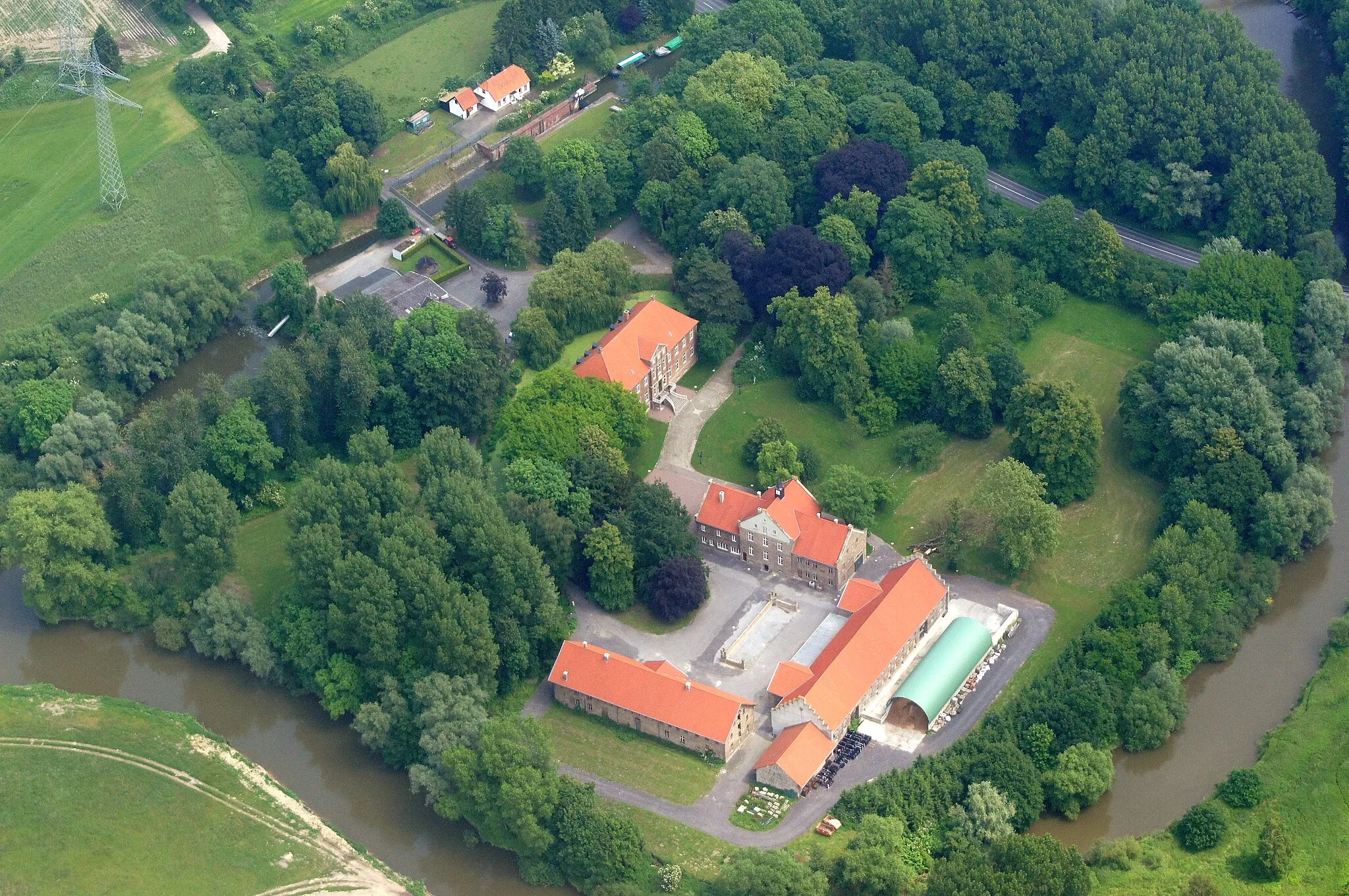 Photo showing: Haus Uentrop ist ein 1720 erbautes Wasserschloss in Uentrop, Hamm, Nordrhein-Westfalen, Deutschland. Oben im Bild die Lippeschleuse Uentrop in Lippetal-Lippborg. Das Bild entstand während des Münsterland-Fotoflugs am 1. Juni 2014.
Hinweis: Die Aufnahme wurde aus dem Flugzeug durch eine Glasscheibe hindurch fotografiert.