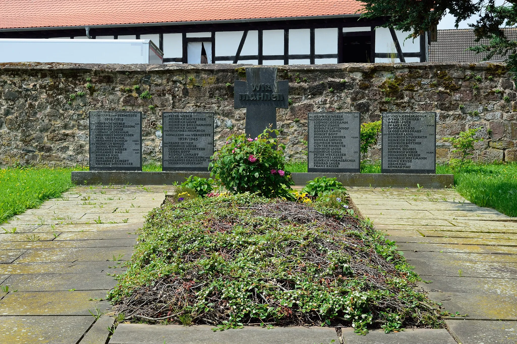 Photo showing: Weltkriegedenkmal in Kleinseelheim
