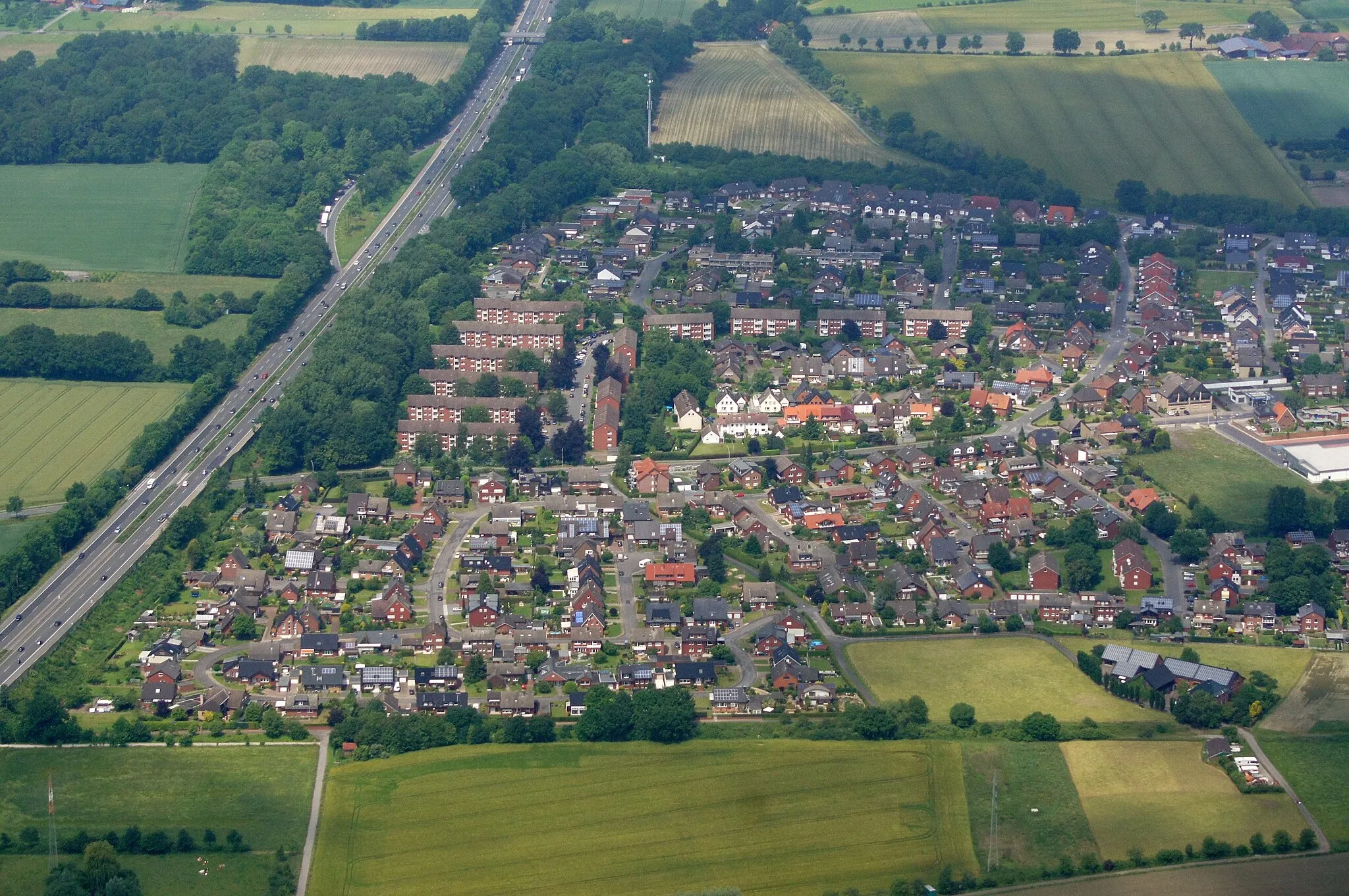 Photo showing: Stockum, Stadt Werne, Kreis Unna, Nordrhein-Westfalen, Deutschland.
Das Bild entstand während des Münsterland-Fotoflugs am 1. Juni 2014.
Hinweis: Die Aufnahme wurde aus dem Flugzeug durch eine Glasscheibe hindurch fotografiert.