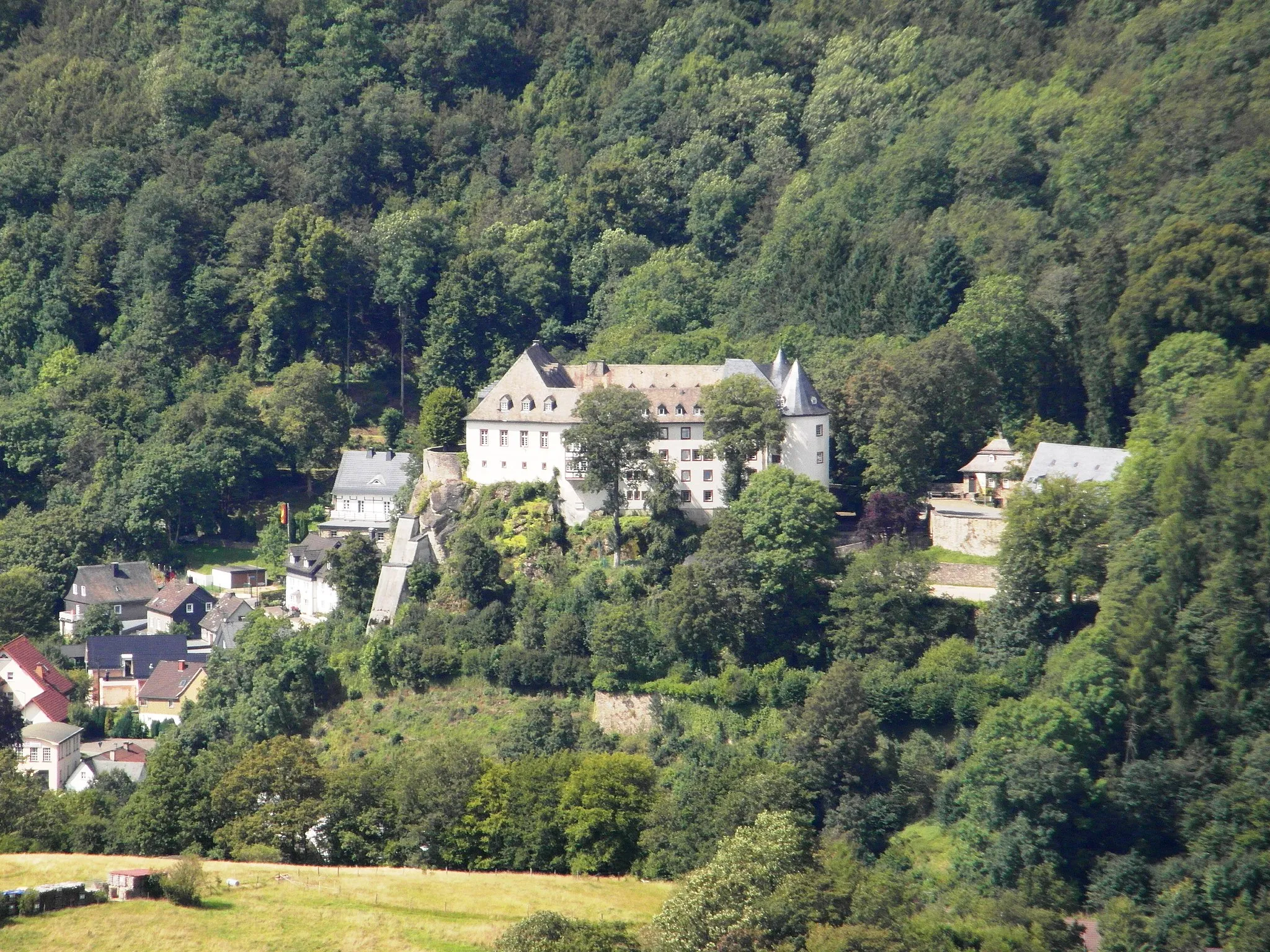 Photo showing: Burg Bilstein (Lennestadt) aus der Sicht des Turmes der Hohen Bracht