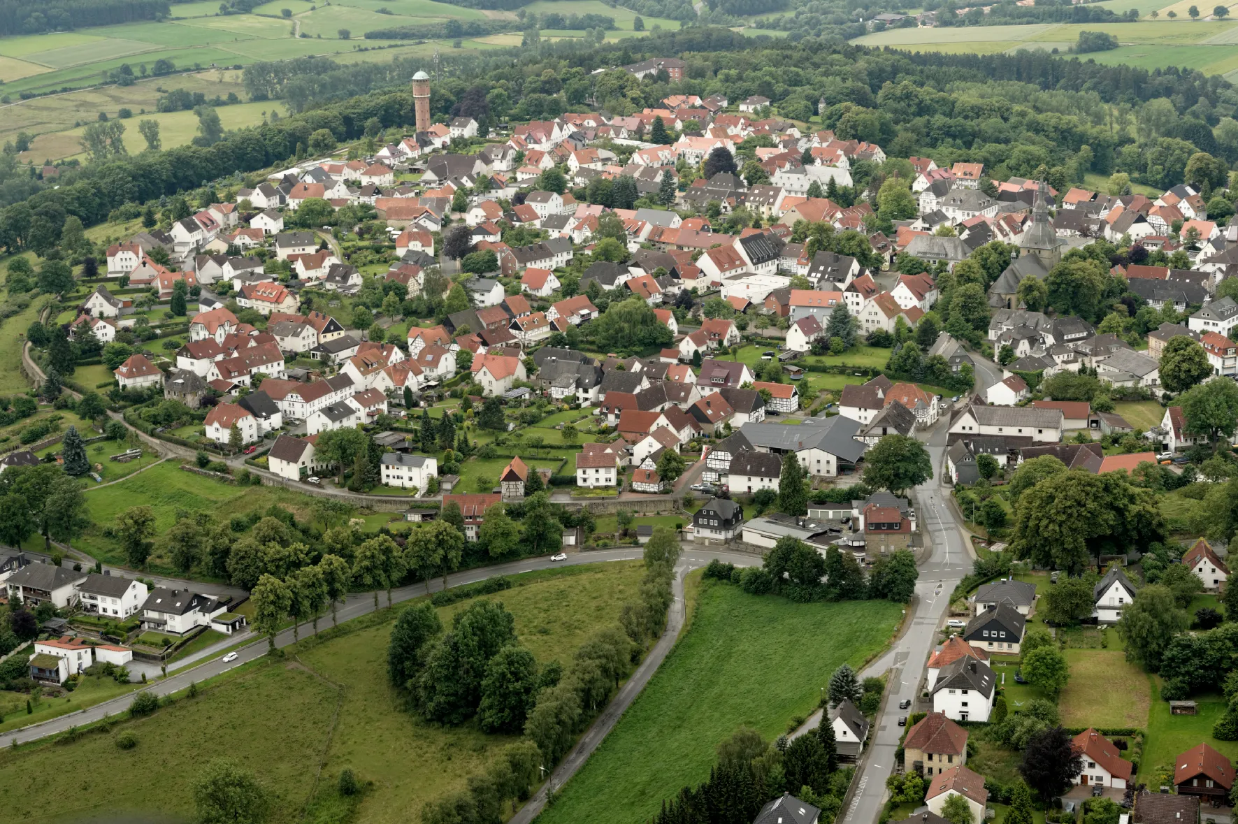 Photo showing: Fotoflug Sauerland Nord. Rüthen, historischer Ortskern mit Stadtmauer, Blickrichtung West