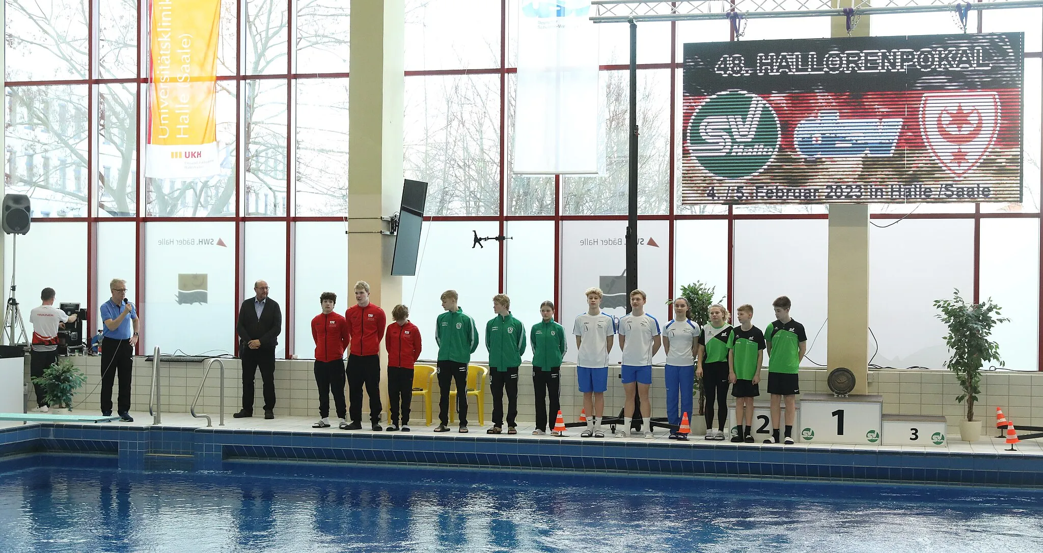 Photo showing: Opening ceremony at the 48th Hallorenpokal in diving in Halle (Saale) on 4 February 2023. Depicted: Emily Deml. Jule Eisenberg. Benjamin Reinicke. Erik Camilo Amezquita Schmidtke. Finn Awe. Louis Maximilian Wiesener. Luis Avila Sanchez. Mahi Gruchow. Max Otto. Rayk Most. Woody Weiser.