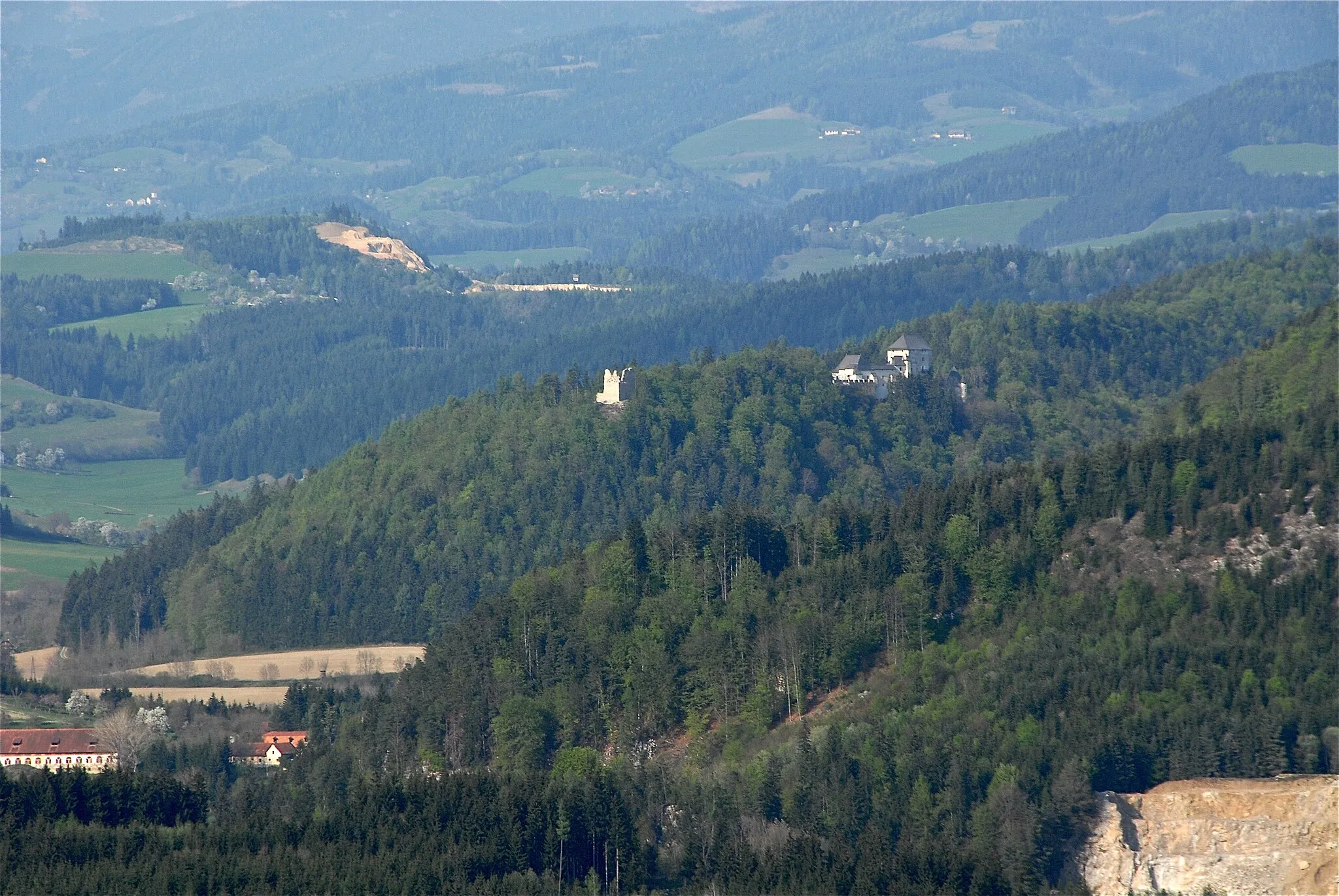 Photo showing: Castle ruins Old Mannsberg and Castle Mannsberg at Mannsberg #1, municipality Kappel am Krappfeld, district St. Veit an der Glan, Carinthia / Austria / EU