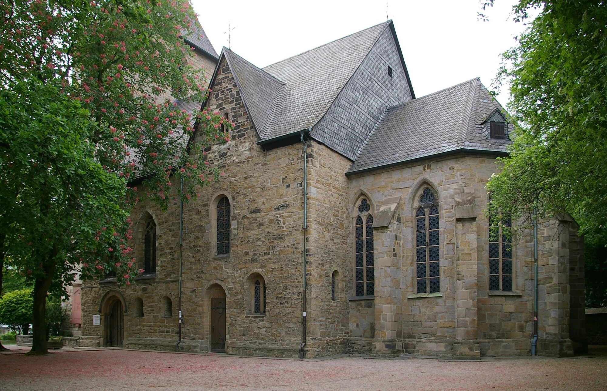 Photo showing: Evangelische Kirche in Dortmund-Brackel, Nordrhein-Westfalen. Apsis und Querschiff. Ursprung im 12. Jhdt., seit 1554 lutherisch.