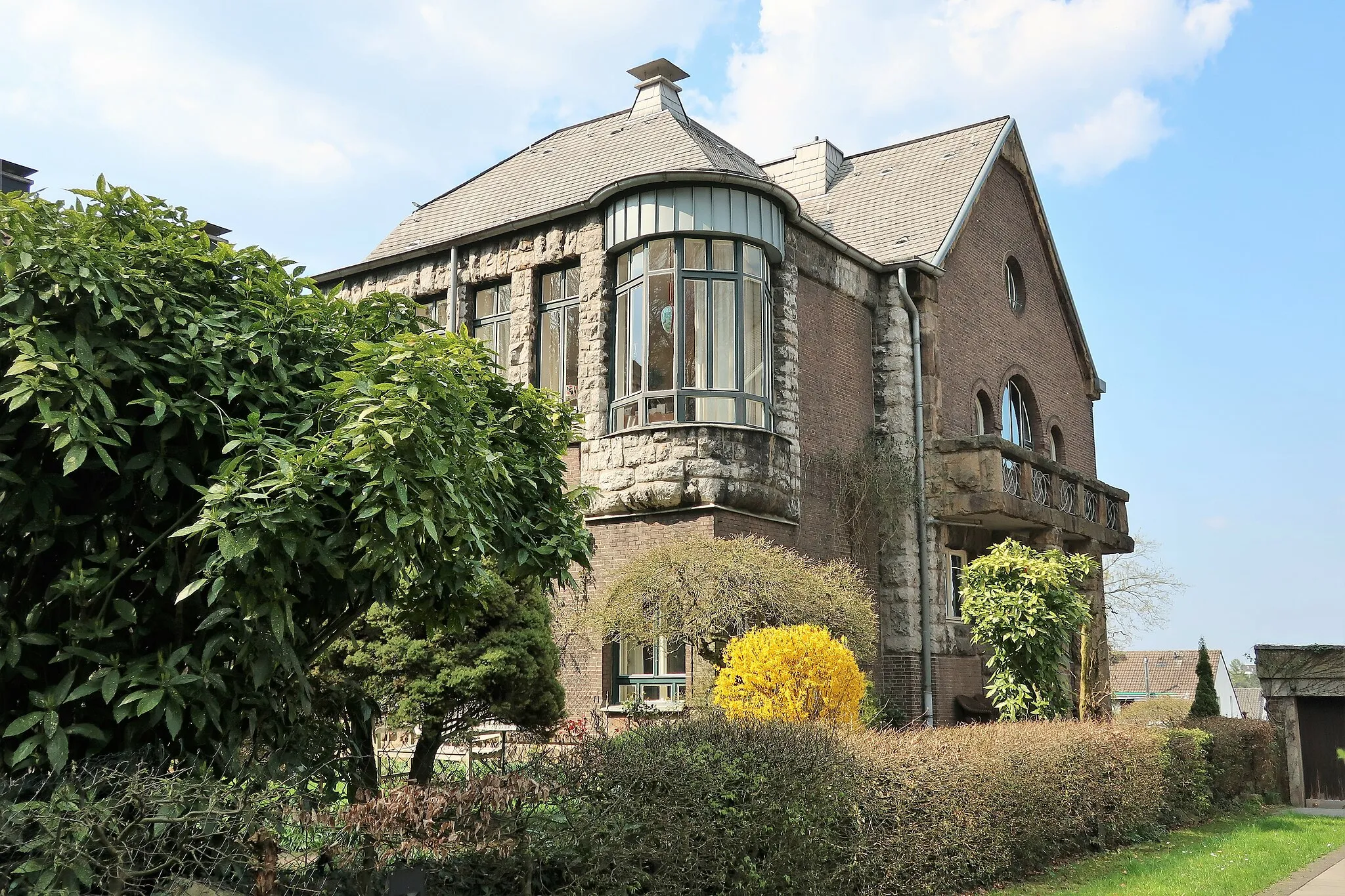 Photo showing: Blick von Osten auf das Milly-Steger-Haus in der Gartenstadt Hohenhagen, Stirnband 48. Erbaut 1910–1914. Architekt: J. L. M. Lauweriks.