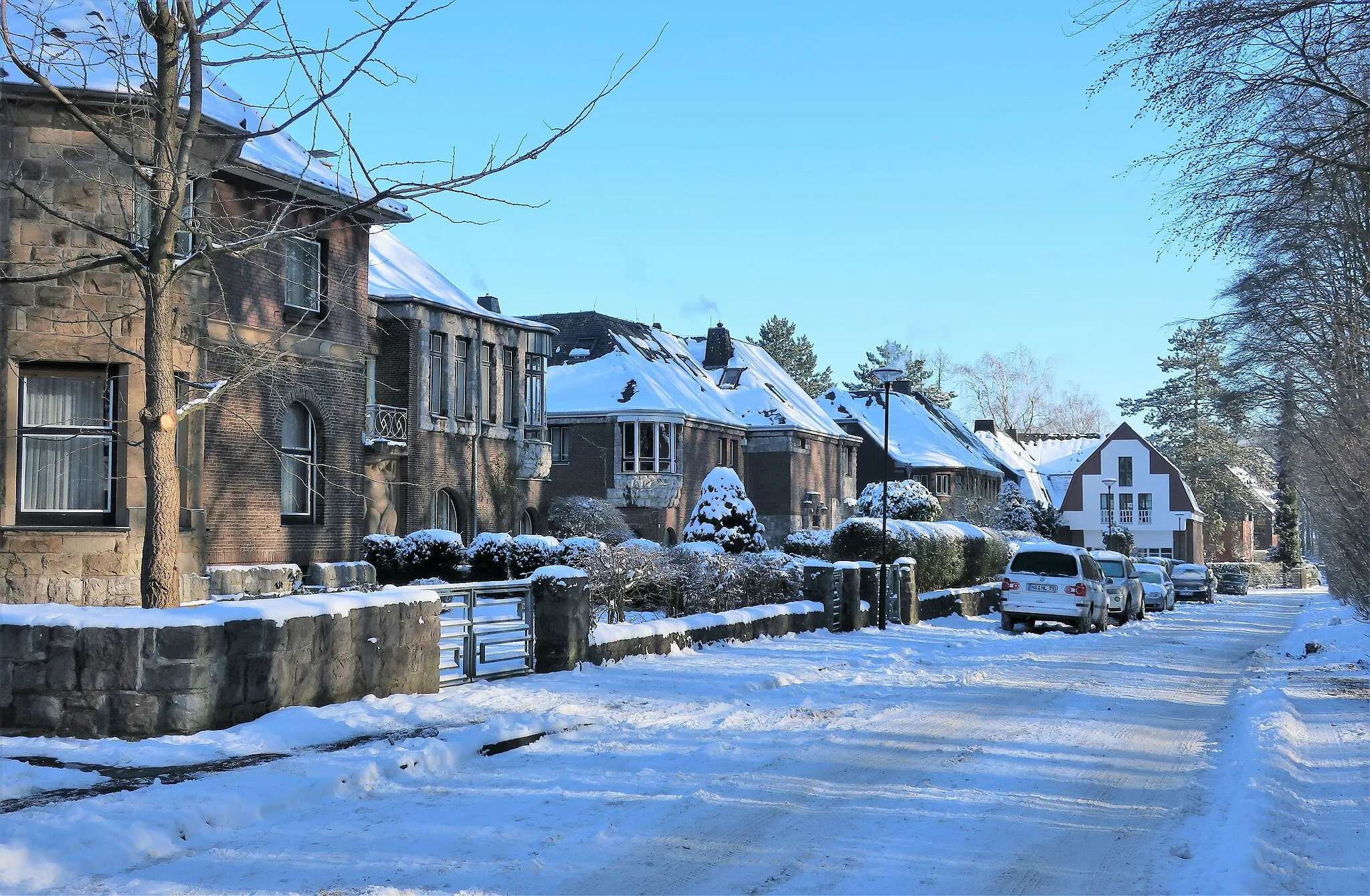 Photo showing: Blick auf die winterlich verschneiten denkmalgeschützten Wohnhäuser am Stirnband in der Hagener Gartenstadt Hohenhagen.
