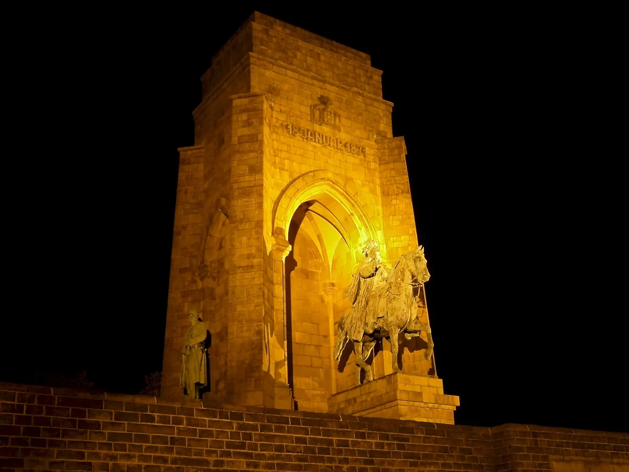 Photo showing: Kaiser-Wilhelm-Denkmal Hohensyburg: Nachtaufnahme, von zwei Scheinwerfern beleuchtet