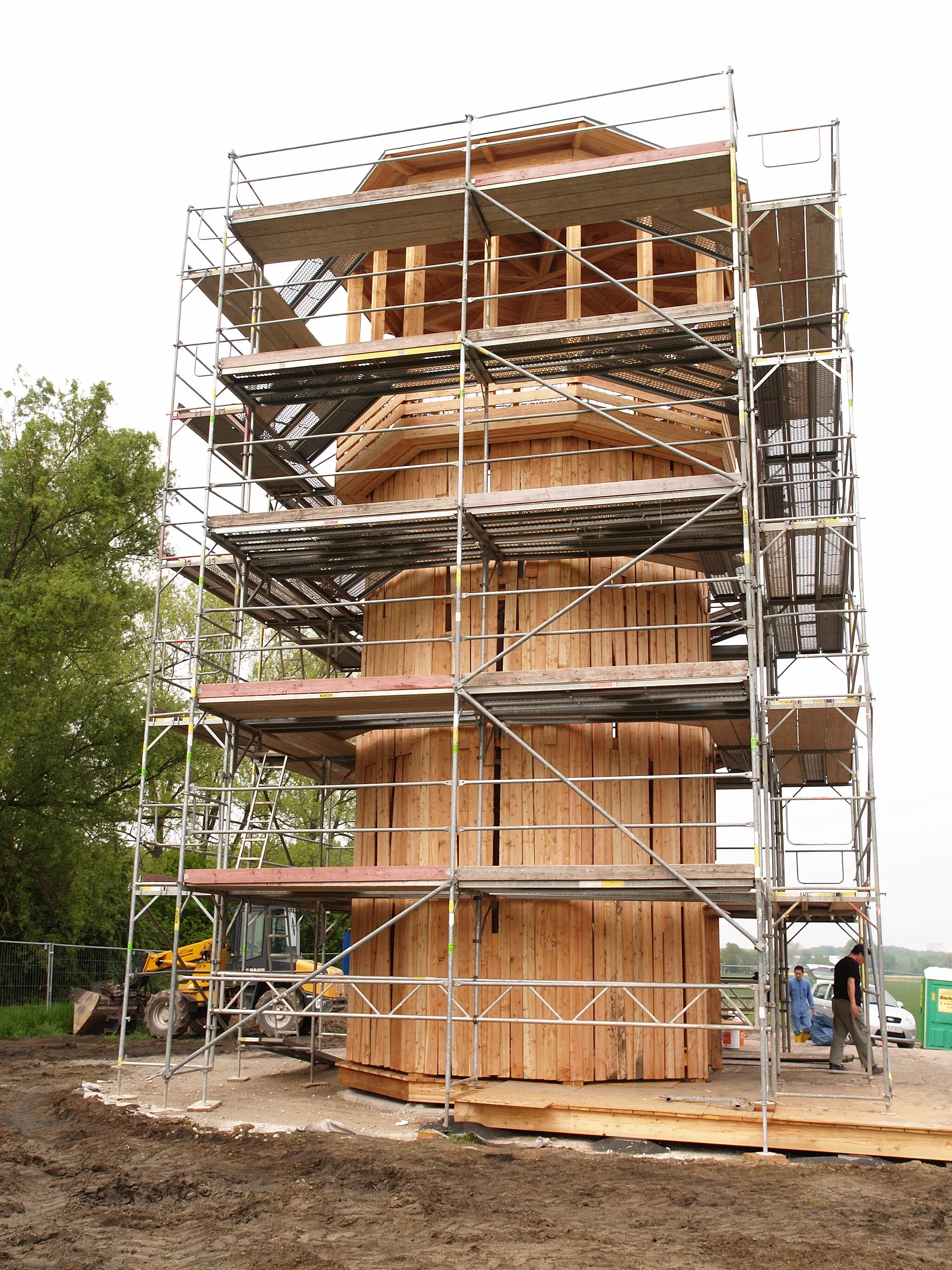 Photo showing: Tadashi Kawamata (rechts) an seiner Skulptur Walkway and Tower. Die Skulptur wird im Rahmen des Projektes Emscherkunst.2010 errichtet.