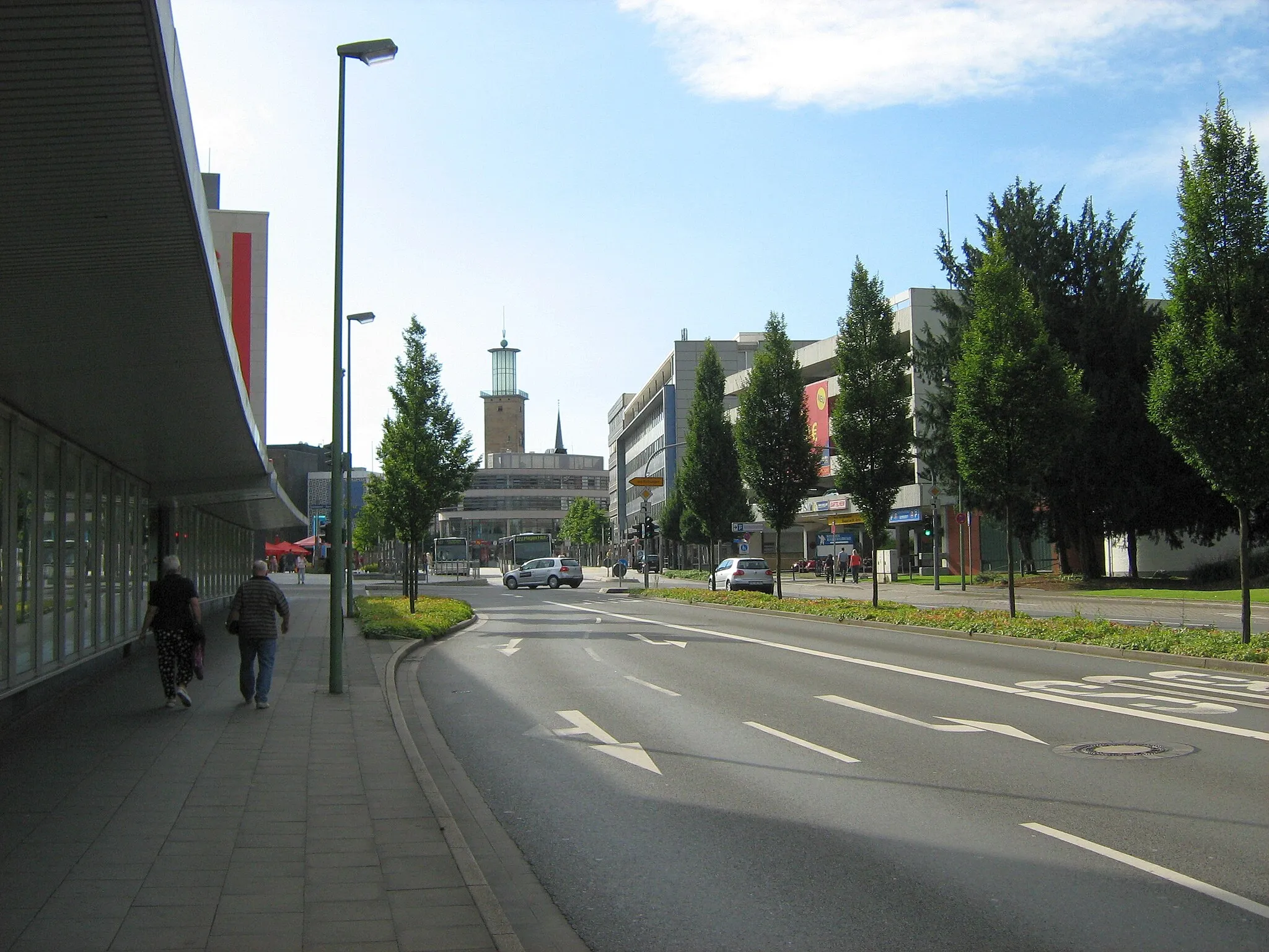 Photo showing: Körnerstraße in Hagen: Blick von Mark-E (Gebäude links) zum Friedrich-Ebert-Platz mit Rathausturm
