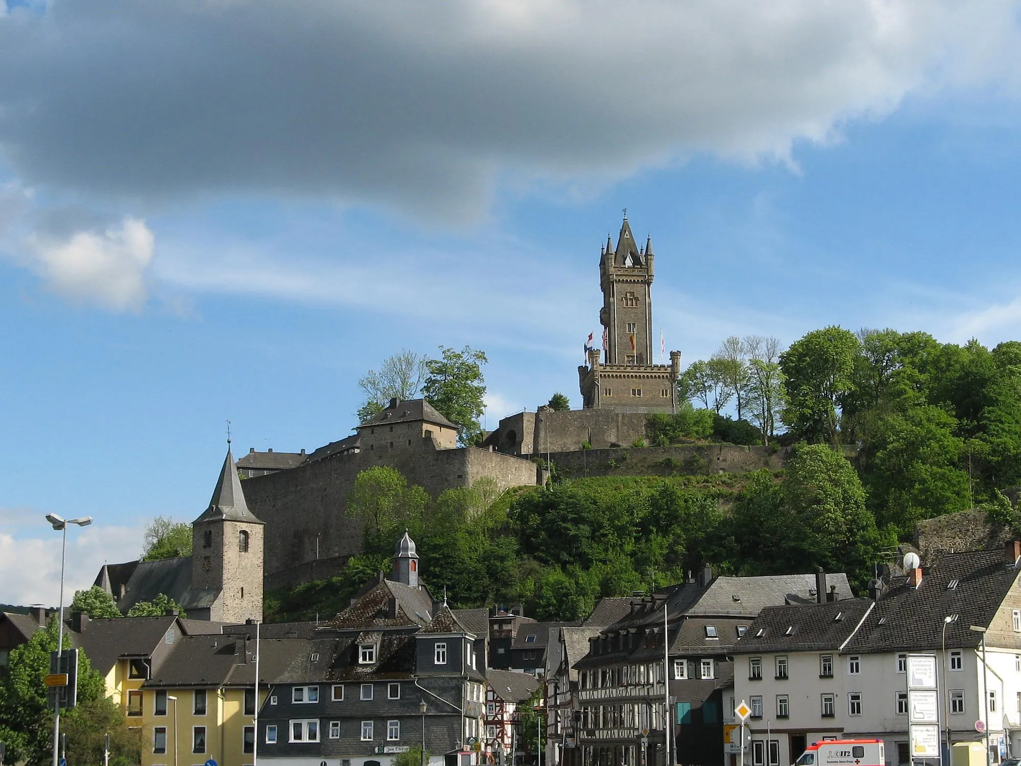 Photo showing: Der Wilhelmsturm auf dem Schlossberg in Dillenburg, links ist die evangelische Stadtkirche aus dem Jahre 1491