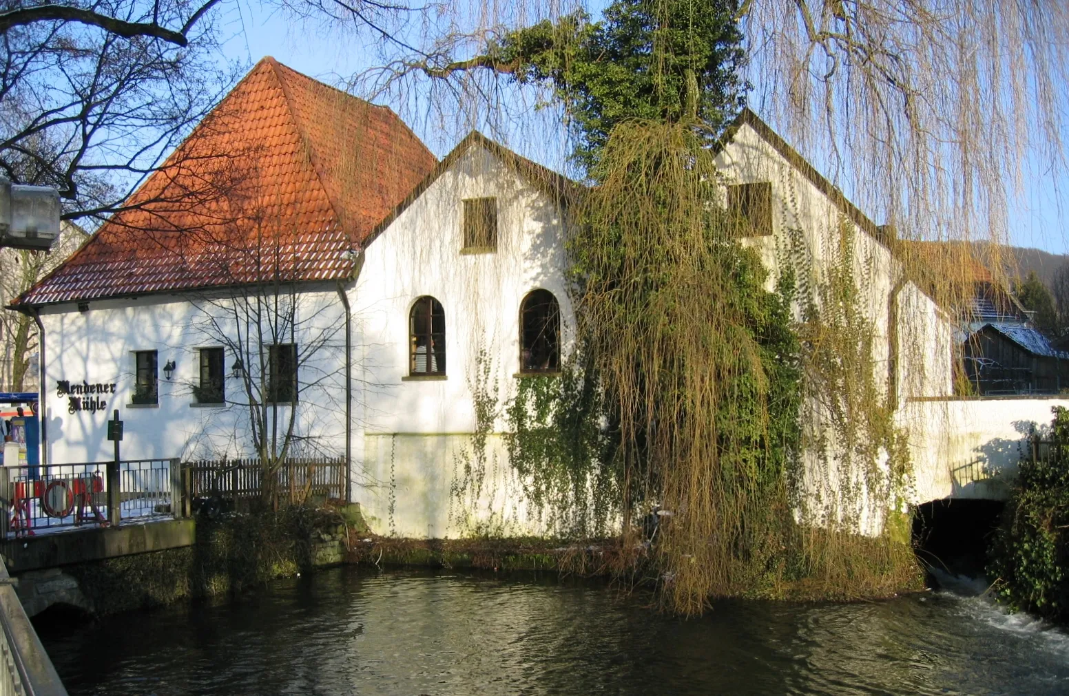 Photo showing: Description: Schlossmühle mit Mühlenteich in Menden (Sauerland). Sie war die älteste Mühle in Menden. Vermutlich im 14. Jahrhundert errichtet.
Source: selbst fotografiert
Date: 26. Feb. 2006
Author: Asio otus