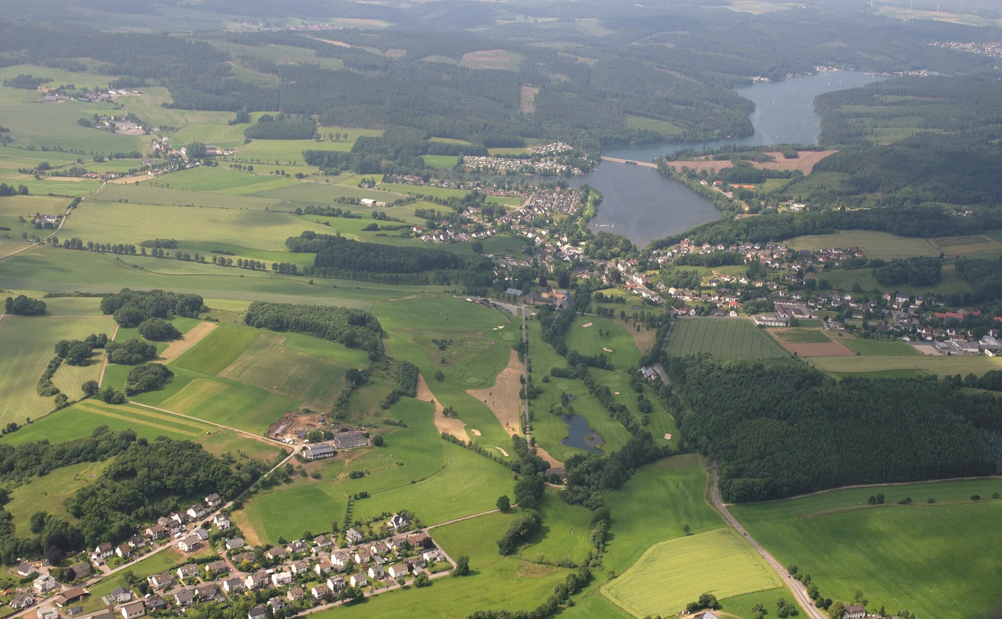 Photo showing: Fotoflug Sauerland-Ost - Sundern-Amecke, Sorpesee, Golfplatz; im Vordergrund Allendorf