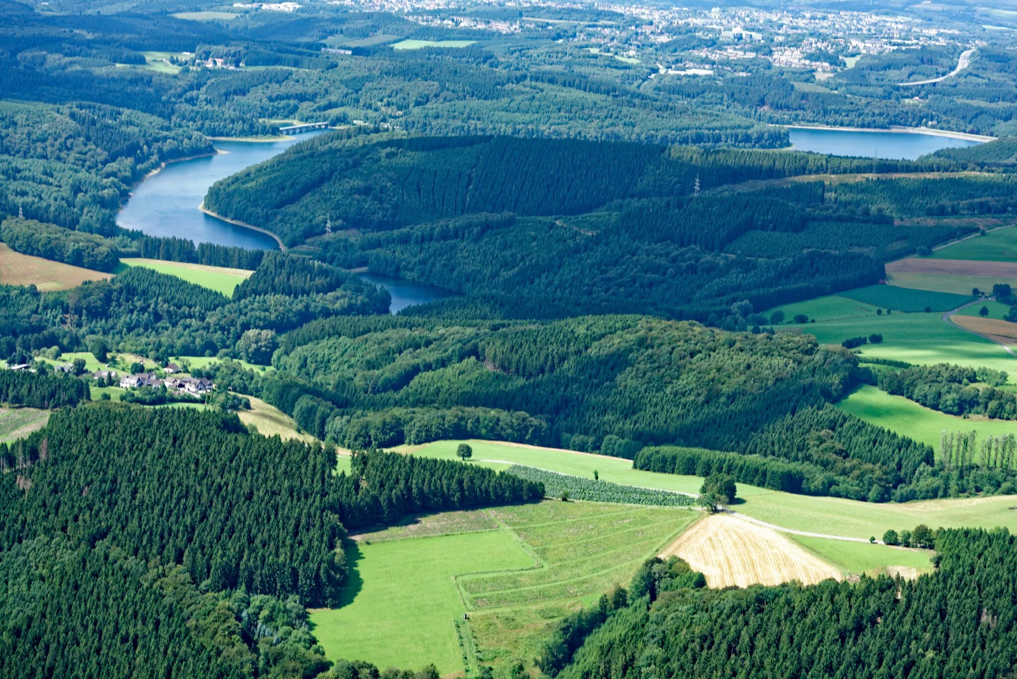 Photo showing: Luftaufnahme: Versetalsperre; dahinter Lüdenscheid; links Herscheider Ortsteil Stottmert; Blickrichtung Nord, Nordrhein-Westfalen