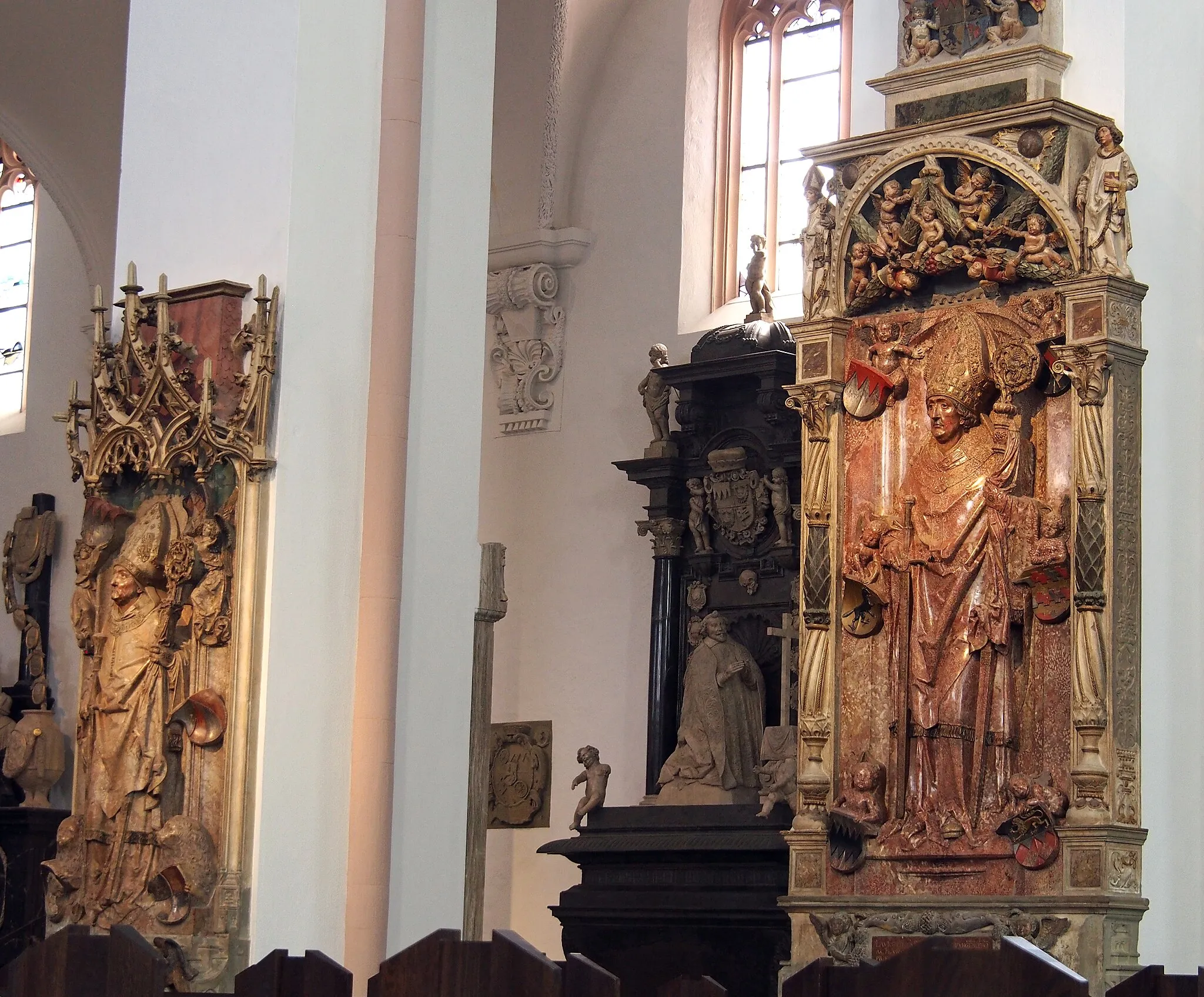 Photo showing: Grabdenkmale im Würzburger Dom. Links Epitaph des Fürstbischofs Rudolf von Scherenberg, rechts das Epitaph des Fürstbischofs Lorenz von Bibra.