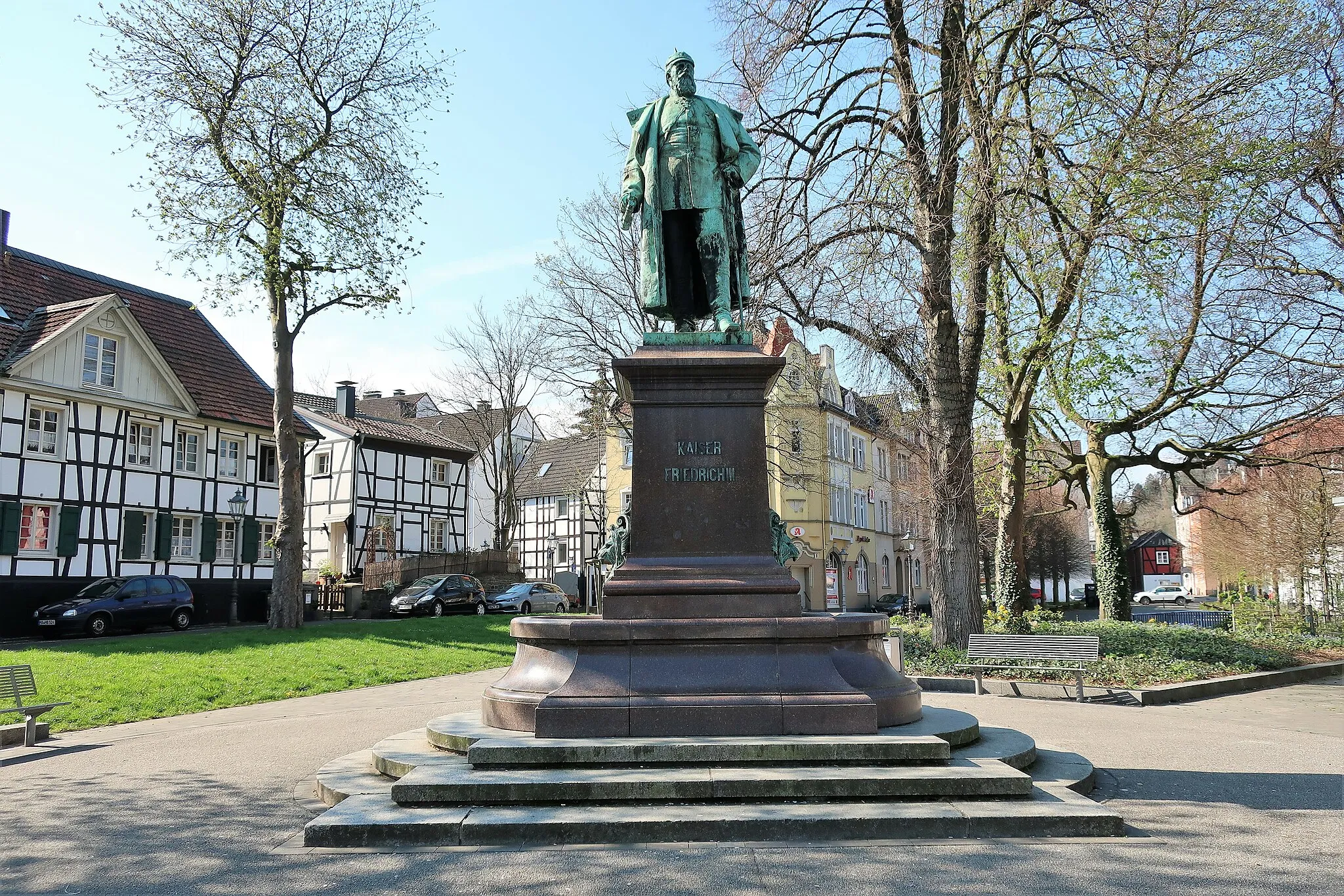 Photo showing: Blick auf das Kaiser-Friedrich-Denkmal und die kleine Parkanlage vor dem Bleichplatz in Hagen-Eilpe. Erschaffen wurde die 6 m hohe Bronzestatue von dem Bildhauer Emil Cauer (1867–1964) und am 3. August 1899 feierlich eingeweiht.