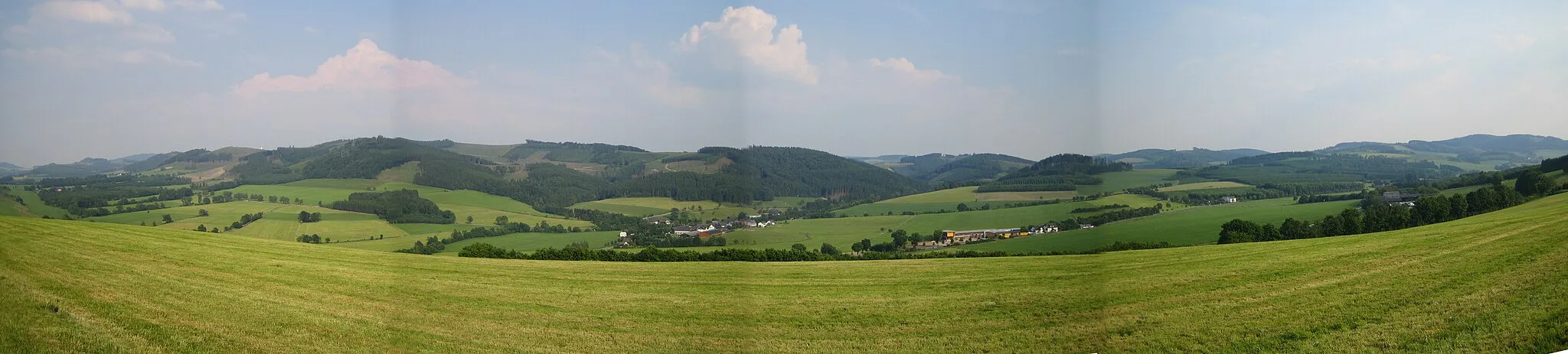 Photo showing: Panoramaaufnahme (zusammengesetzt aus vier Fotos), Aufnahmestandort: ein Hügel oberhalb von Eslohe-Nichtinghausen, Hochsauerlandkreis, Nordrhein-Westfalen; fotografiert mit einer Canon Digital Ixus 40