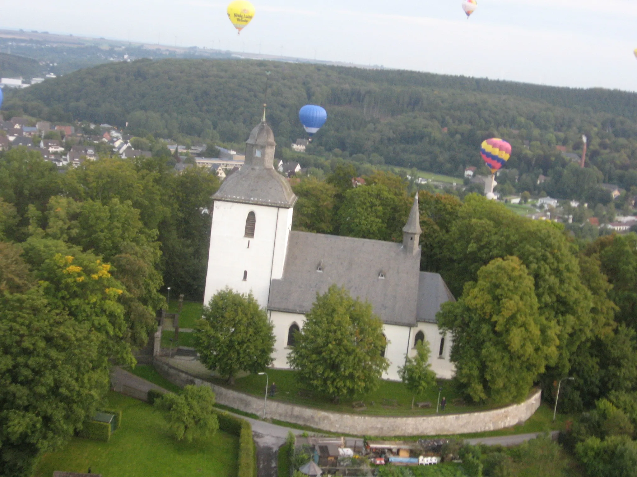 Photo showing: Die "Alte Kirche" in Warstein vom Ballon aus aufgenommen.