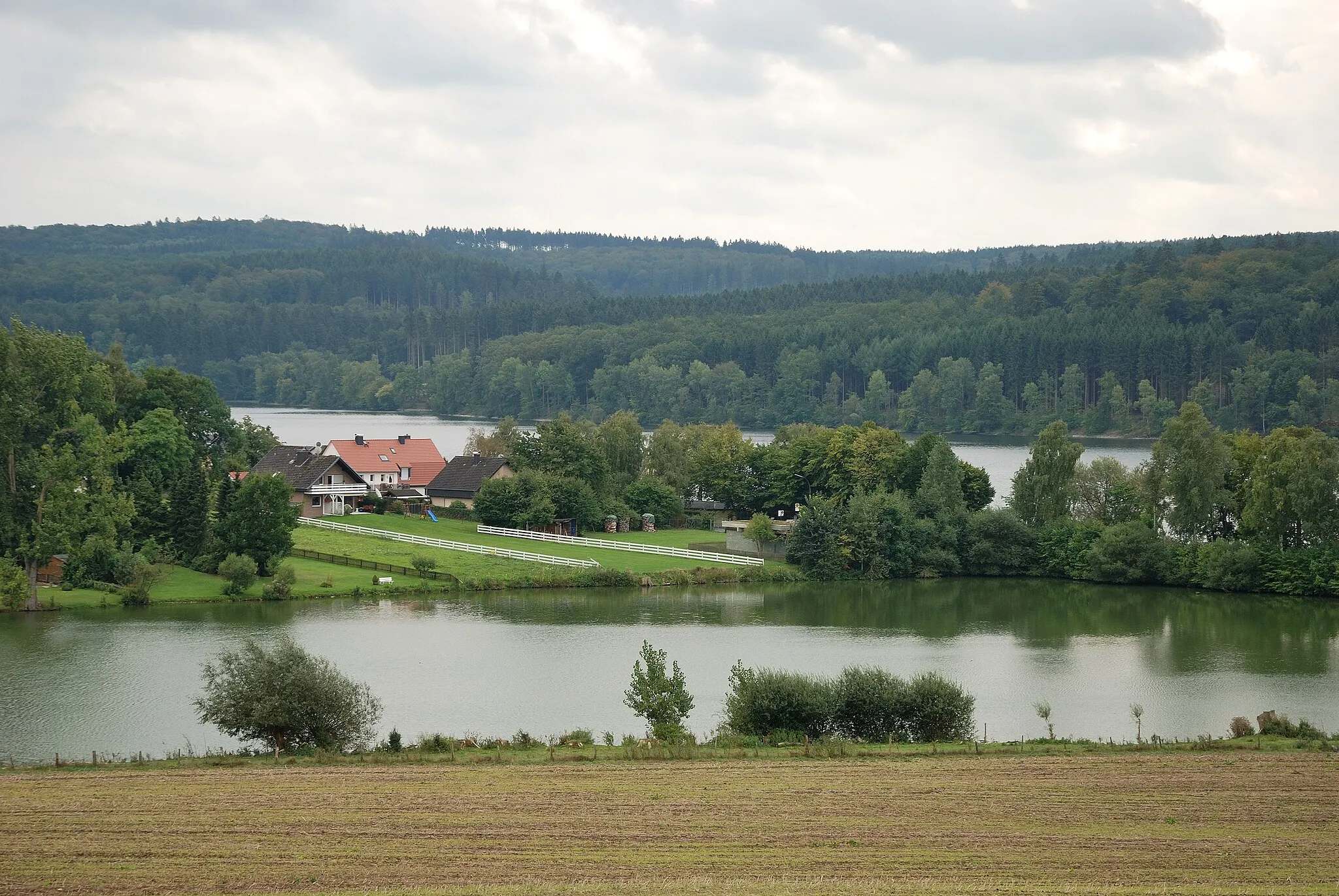 Photo showing: Möhnesee-Wamel, Blick vom Kiepenkerlweg (alte Bahntrasse) nach Süden zur Möhnetalsperre