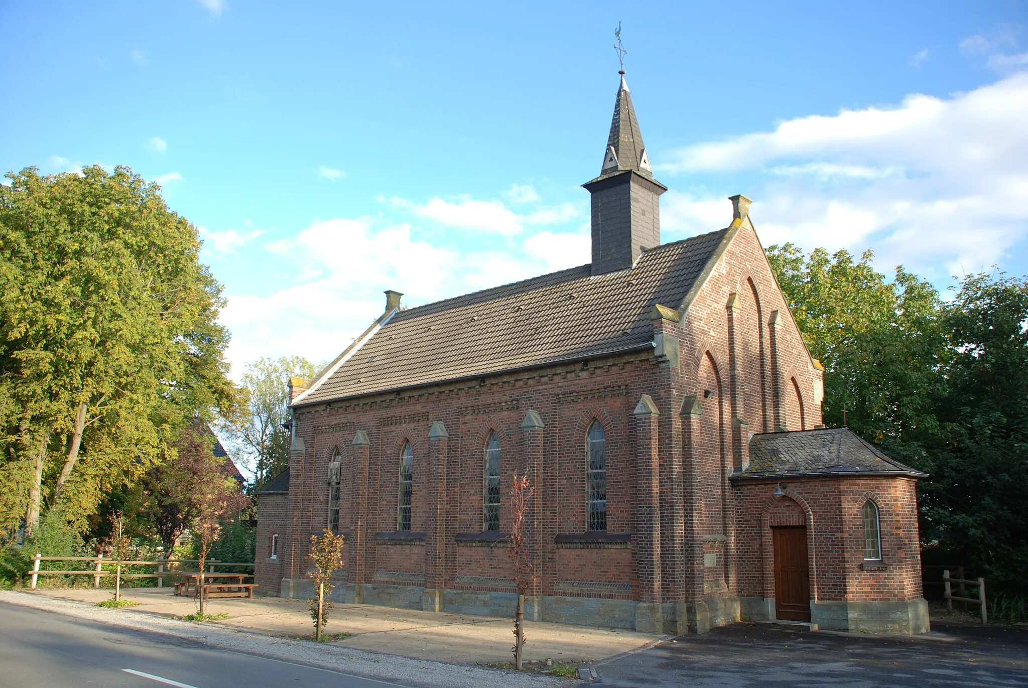 Photo showing: Die katholische ST. ANTONIUSKAPELLE ZU RASSENHÖVEL ist ein denkmalgeschütztes Kirchengebäude in der Rassenhöveler Straße 3 in Herzfeld, einem Dorf in der Gemeinde Lippetal im Kreis Soest (Nordrhein-Westfalen).