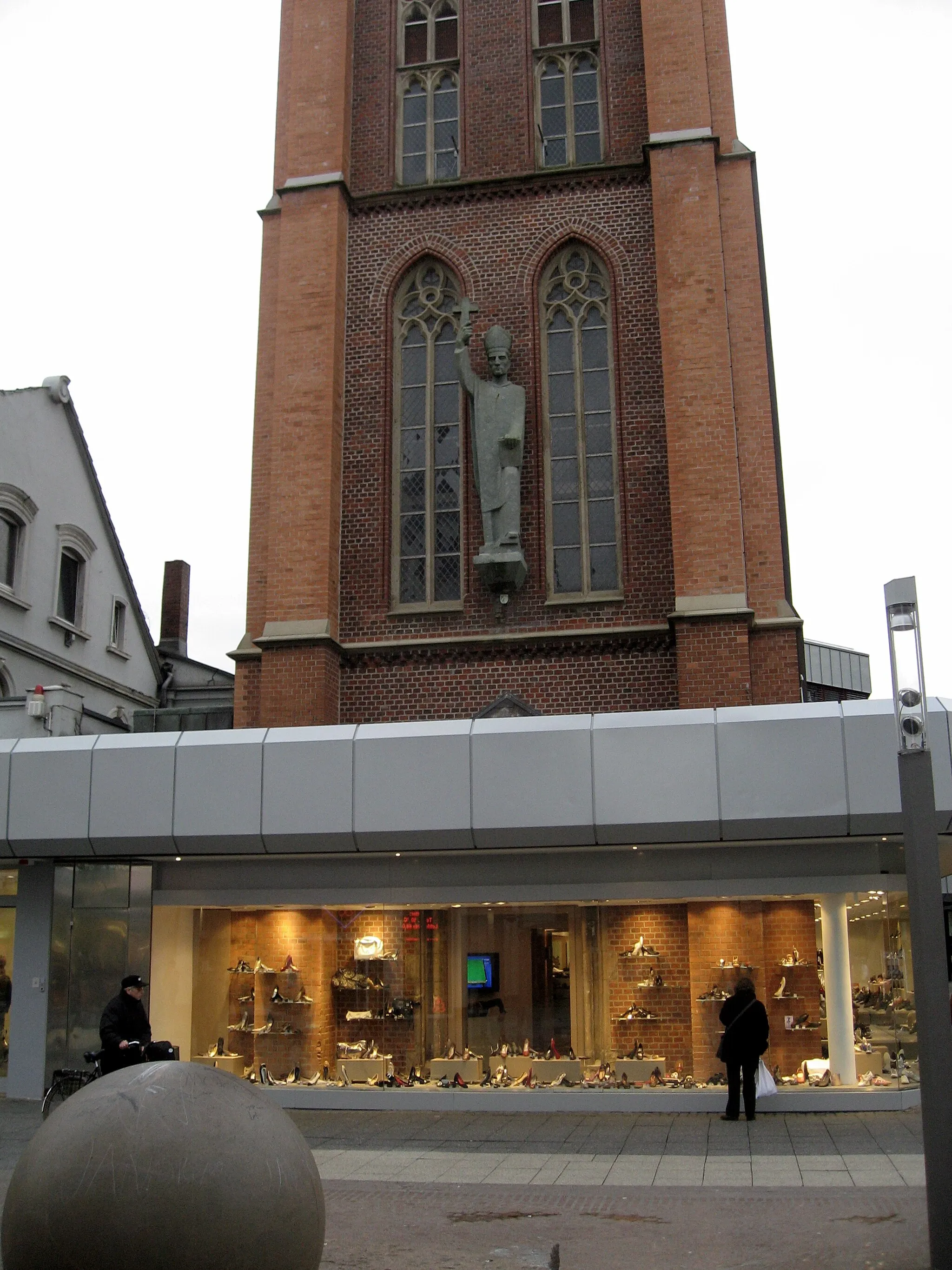 Photo showing: Herne, Schuhgeschäft in Kirchturm der Bonifatiuskirche, Fußgängerzone (Bahnhofstraße)