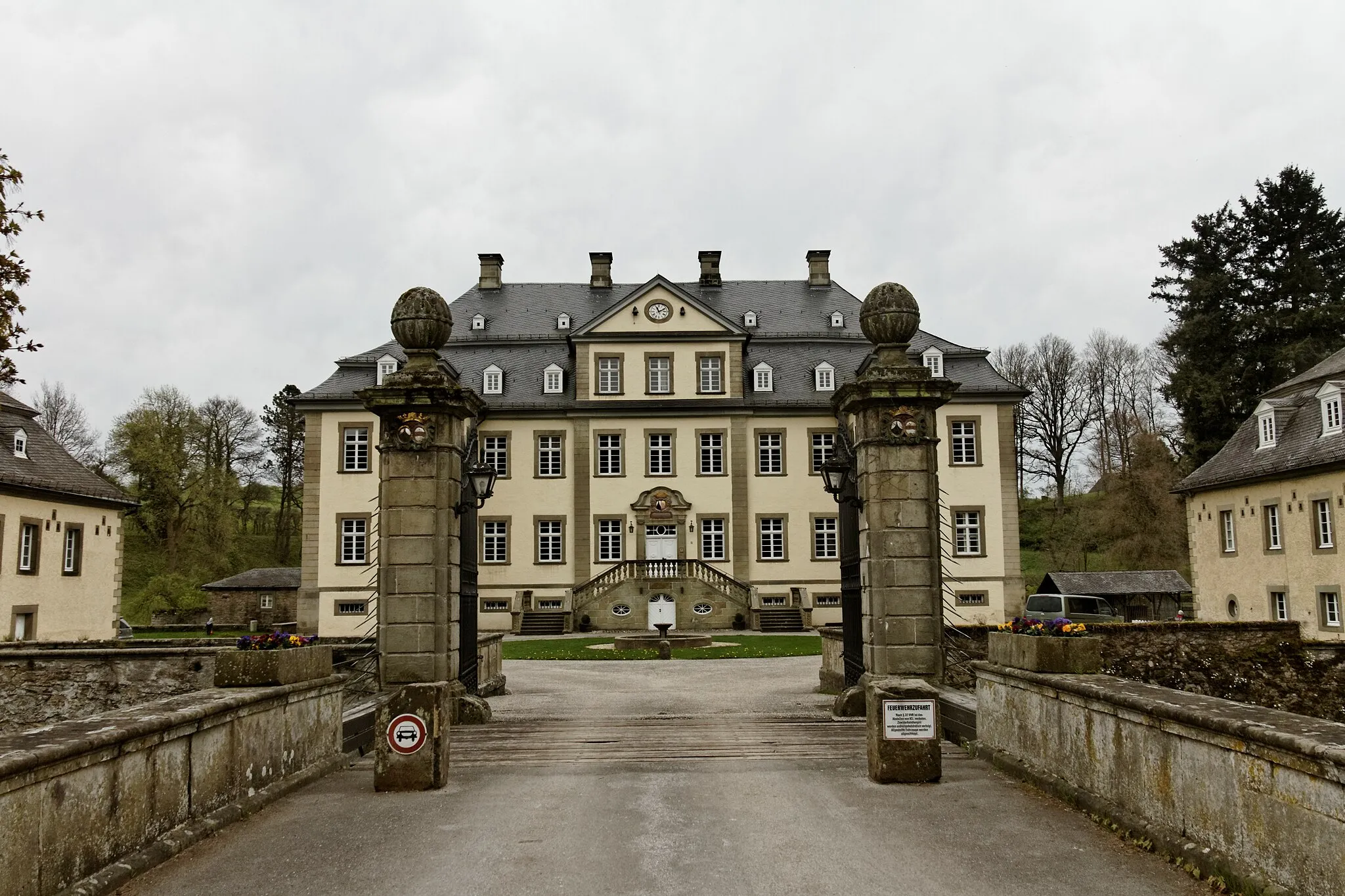 Photo showing: Schloss Körtlinghausen Frontansicht mit Zufahrt