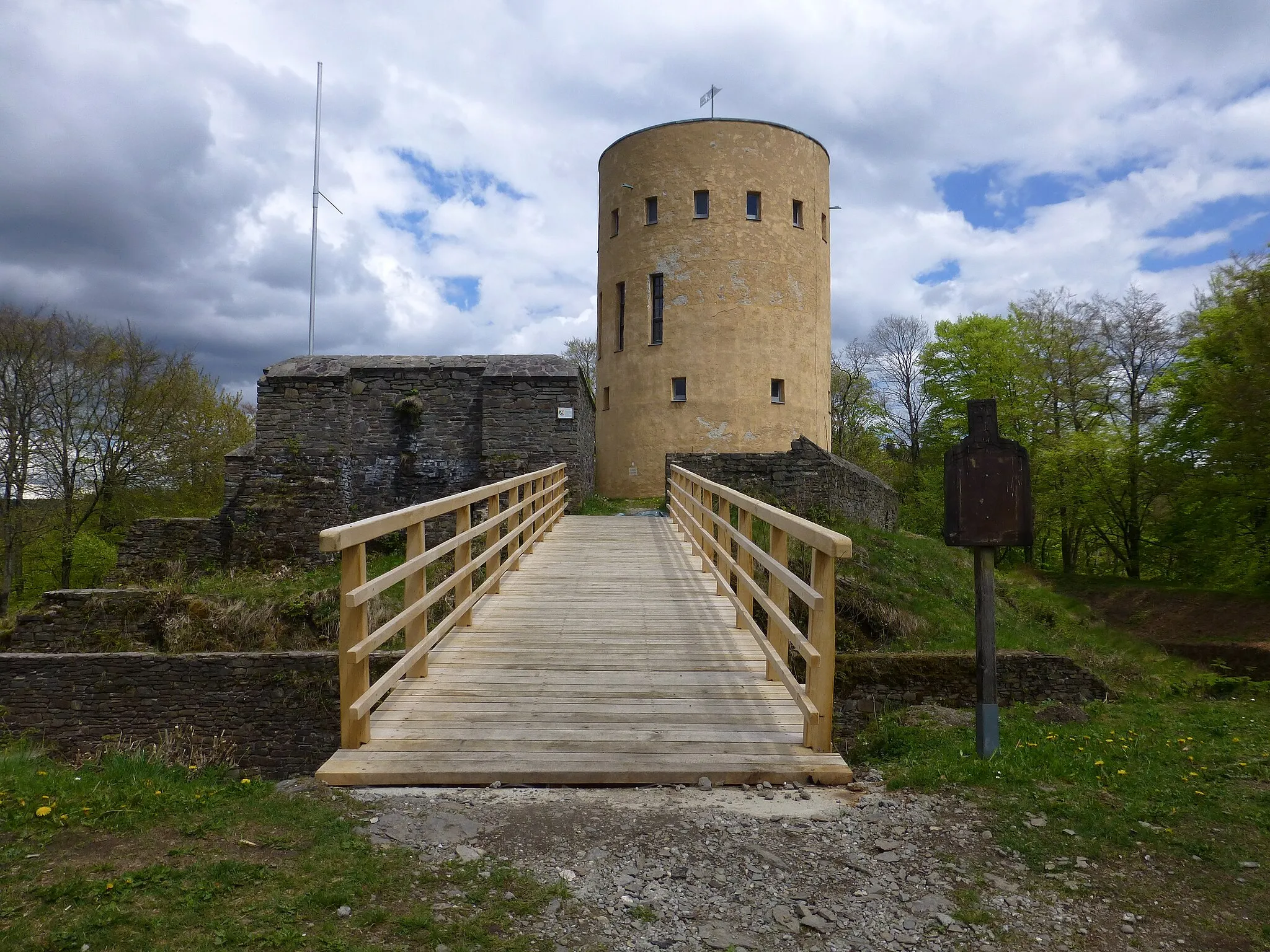 Photo showing: Ginsburg; Blick über die Holzbrücke zum Hauptturm der Burgruine
