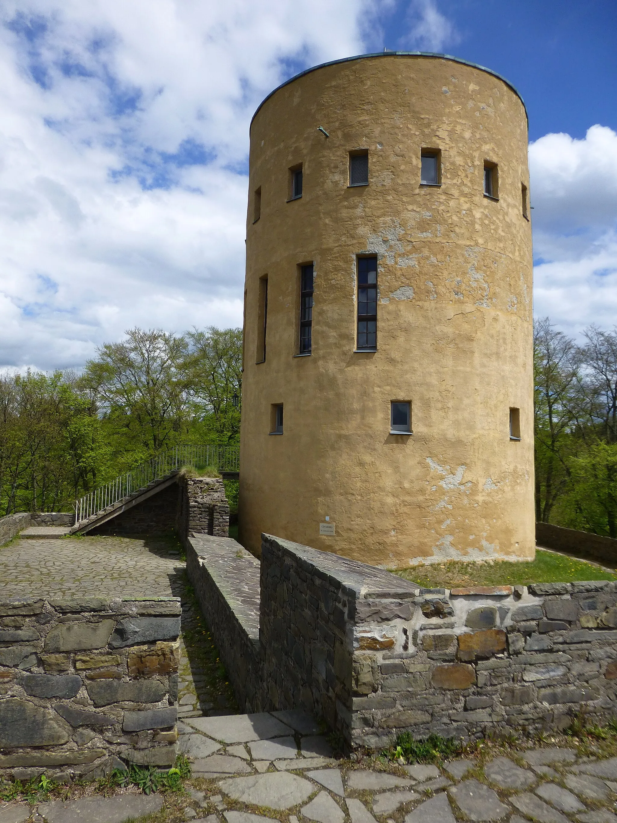 Photo showing: Ginsburg; Blick vom Burghaus zum Hauptturm (Aussichtsturm der Burgruine)