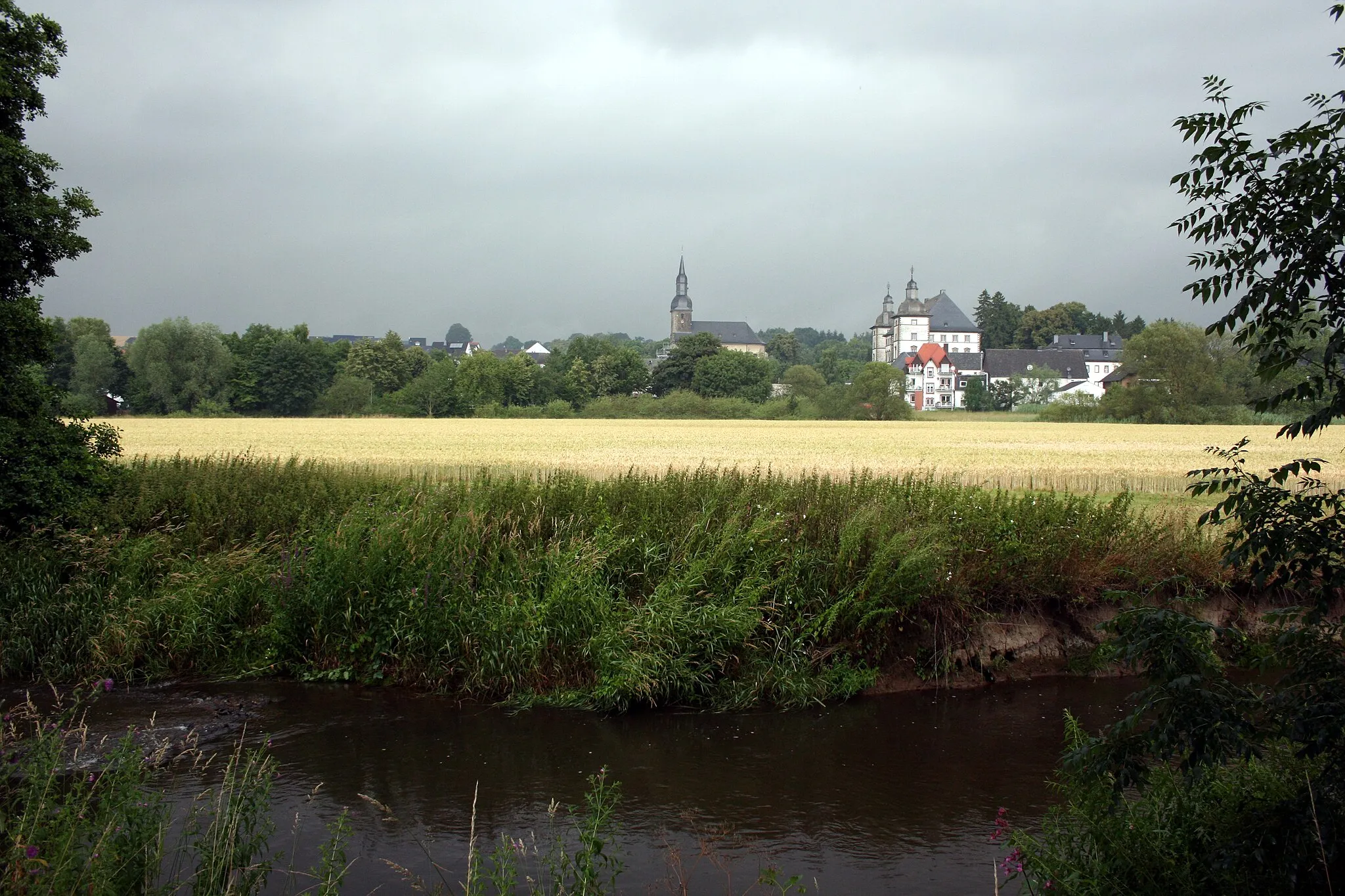 Photo showing: Standort: An dem Bach Möhne mit Blick auf Schloss und Pfarrkirche in Warstein-Sichtigvor