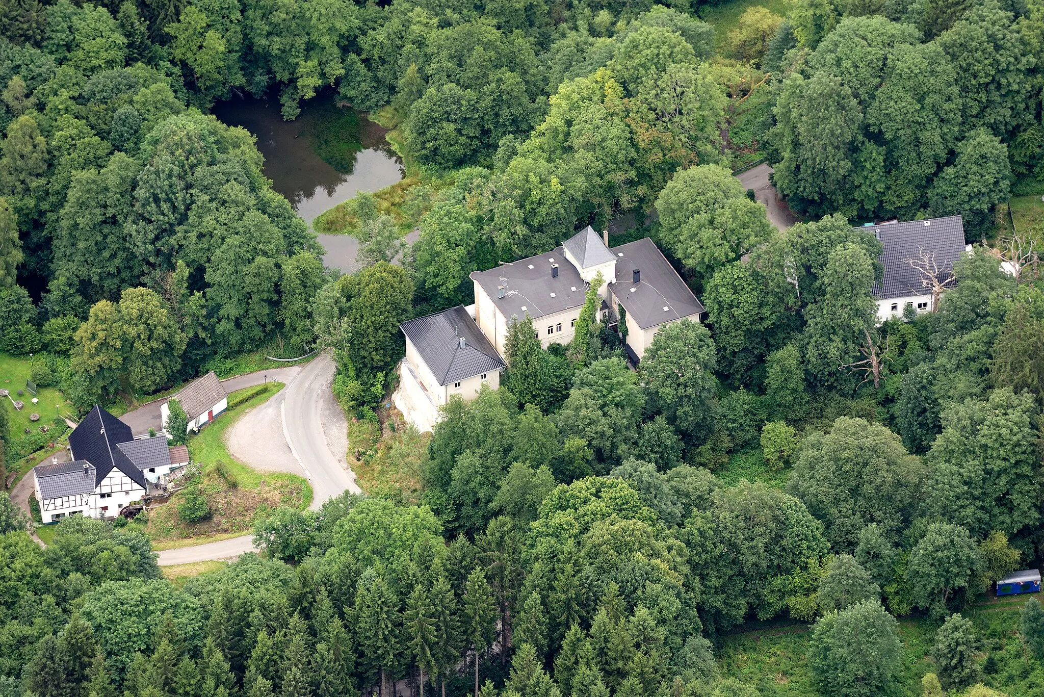 Photo showing: Luftaufnahme: Schloss Oedenthal mit Oedenthaler Wassermühle, Nordrhein-Westfalen; Teich und Wald oben links im Naturschutzgebiet „Mittel- und Unterlauf der Mattmecke sowie Talraum der Linnepe östlich von Schloss Oedenthal“