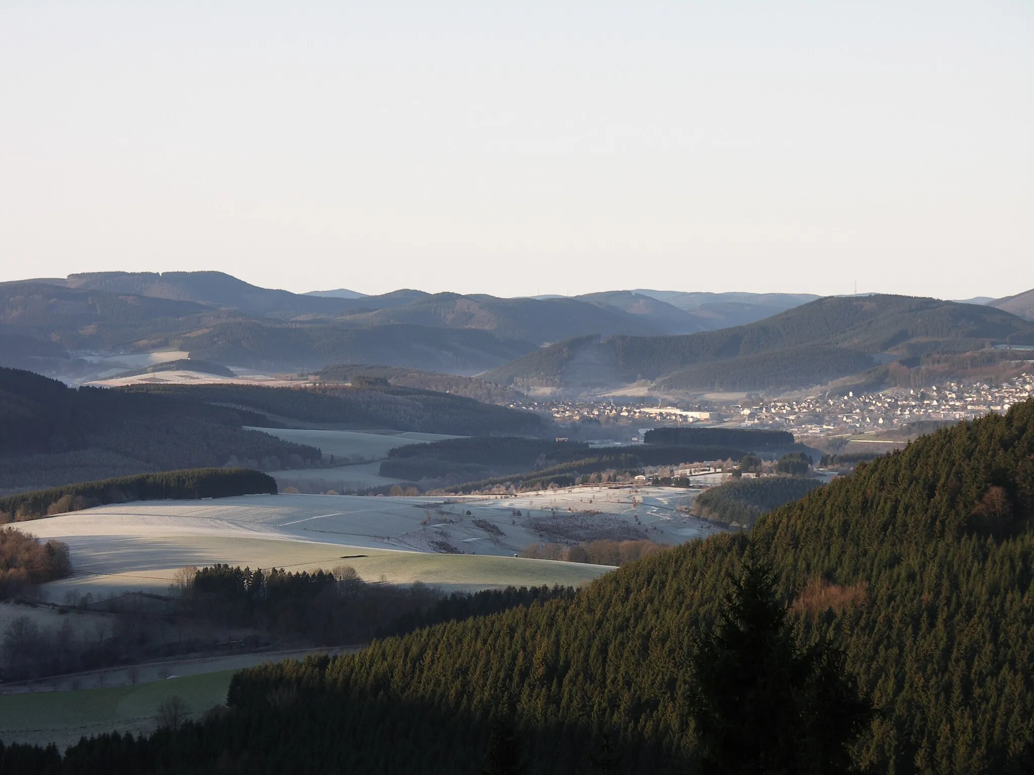 Photo showing: Schmallenberg von der 6 km entfernten, nordöstlich gelegenen "Waldemei" aus gesehen