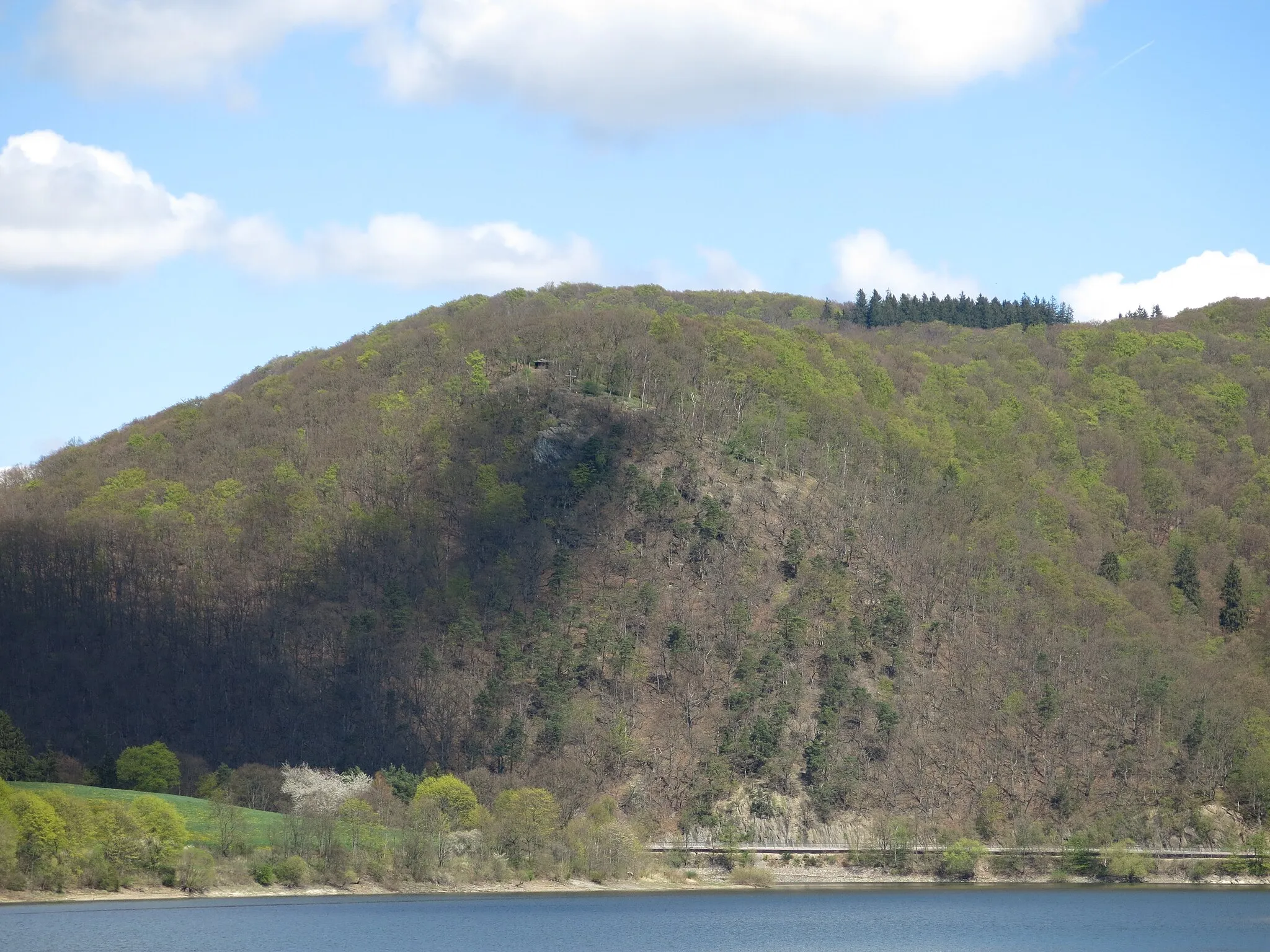 Photo showing: Der Aussichtspunkt St. Muffert über dem Diemelsee von Südwesten.