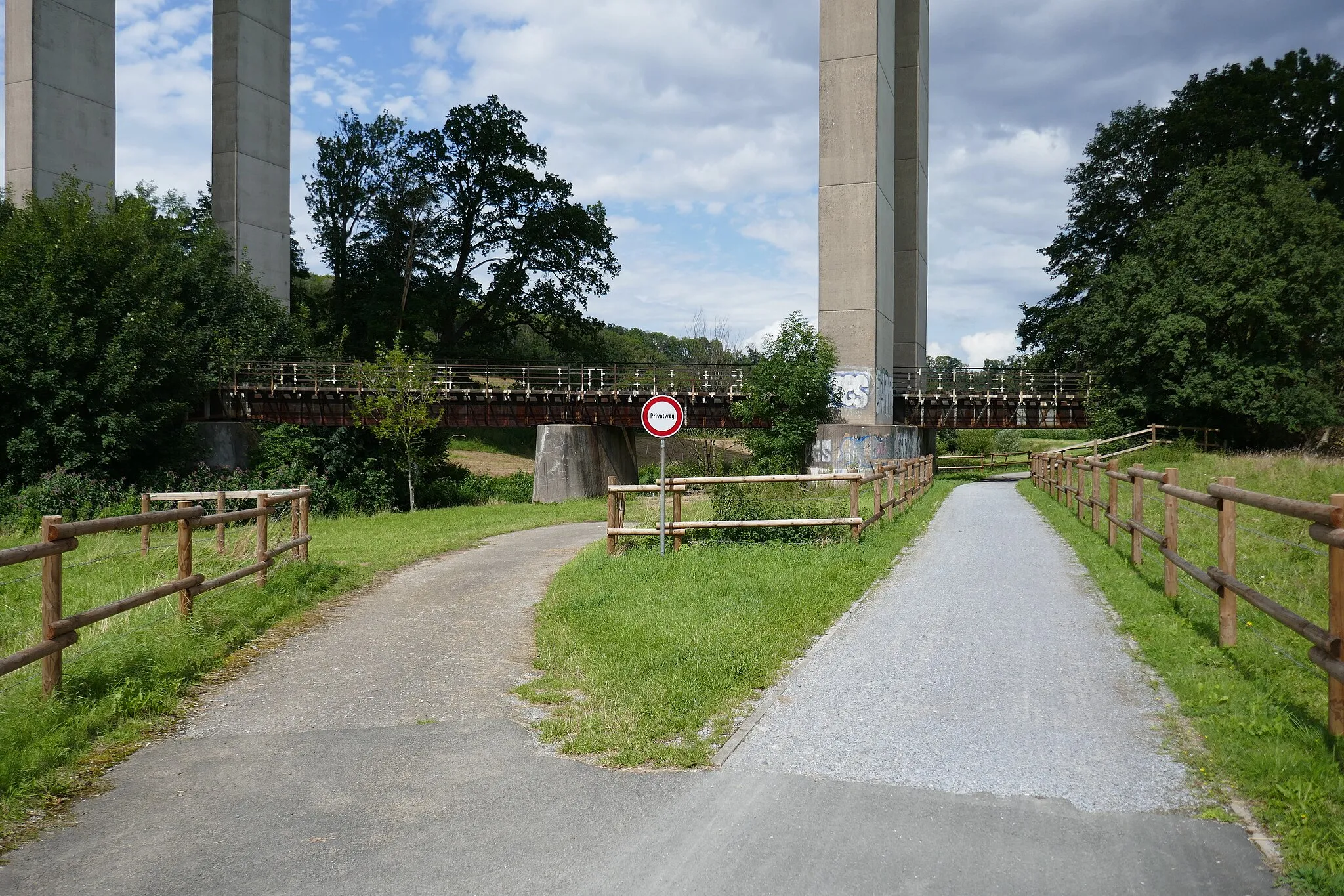 Photo showing: Viadukt der Almetalbahn unter der Almetalbrücke (A44) zwischen Brenken und Ahden