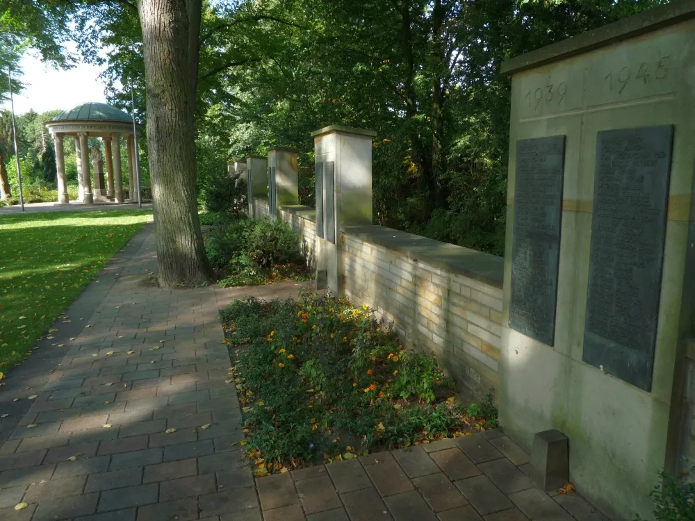 Photo showing: Rietberg, Steinpavillion als Denkmal für die Opfer des 1. Weltkrieges (erbaut 1939) und später errichtete Gedenktafeln für die Opfer des 2. Weltkrieges