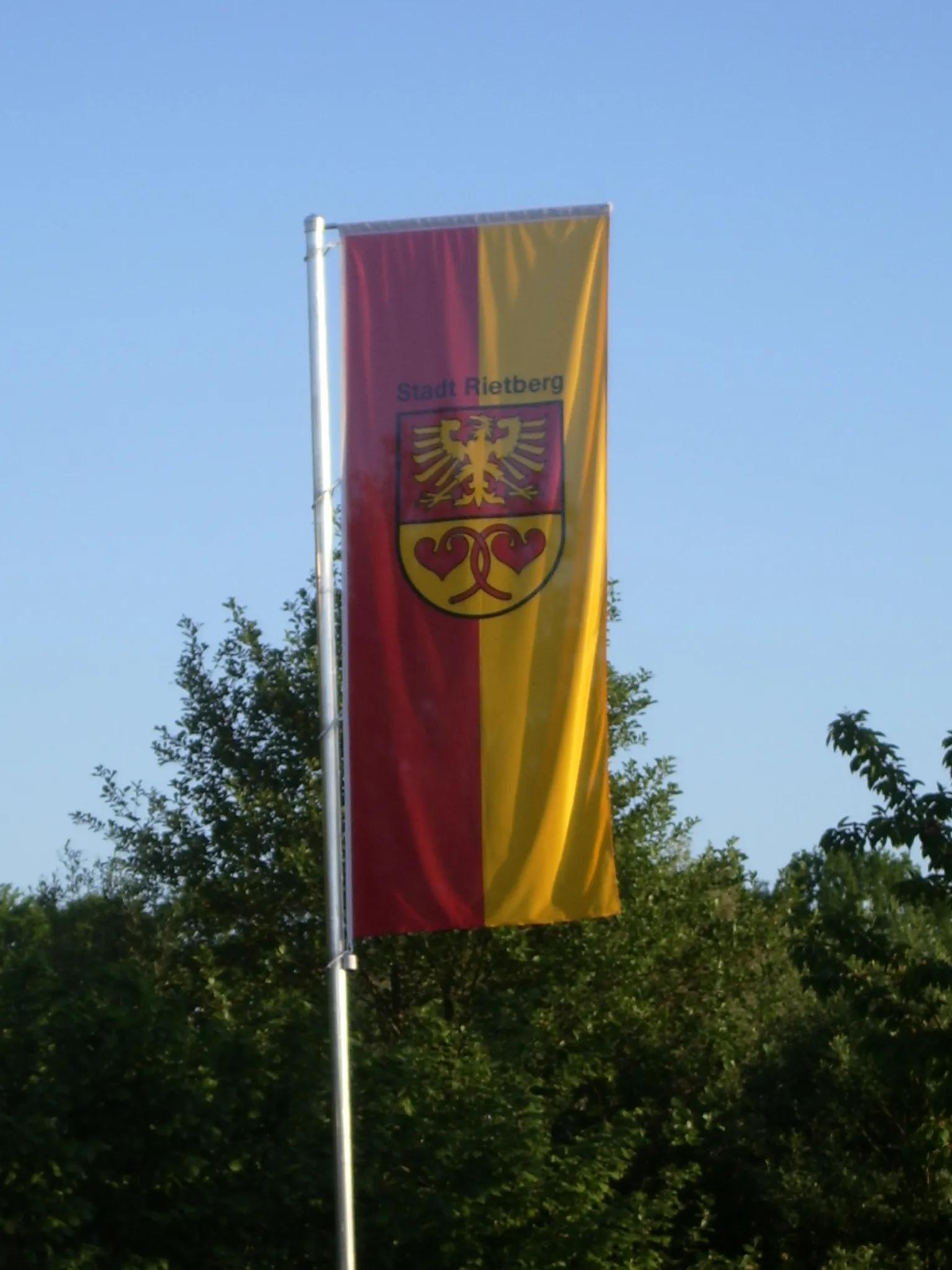 Photo showing: Auslegerflagge der Stadt Rietberg (Foto)