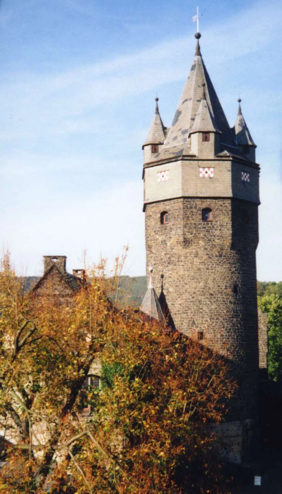 Photo showing: The Pulverturm (powder tower) of the Castle Altena.
Photo taken by User:Ahoerstemeier in November 2001.