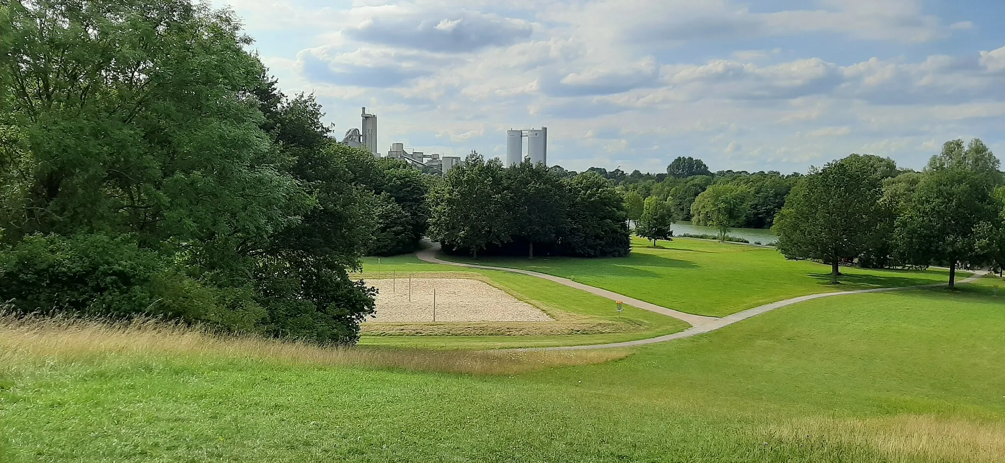 Photo showing: Aktivpark Phönix. Blick richtung See, im Hintergrund Zementwerk am Kollenbach