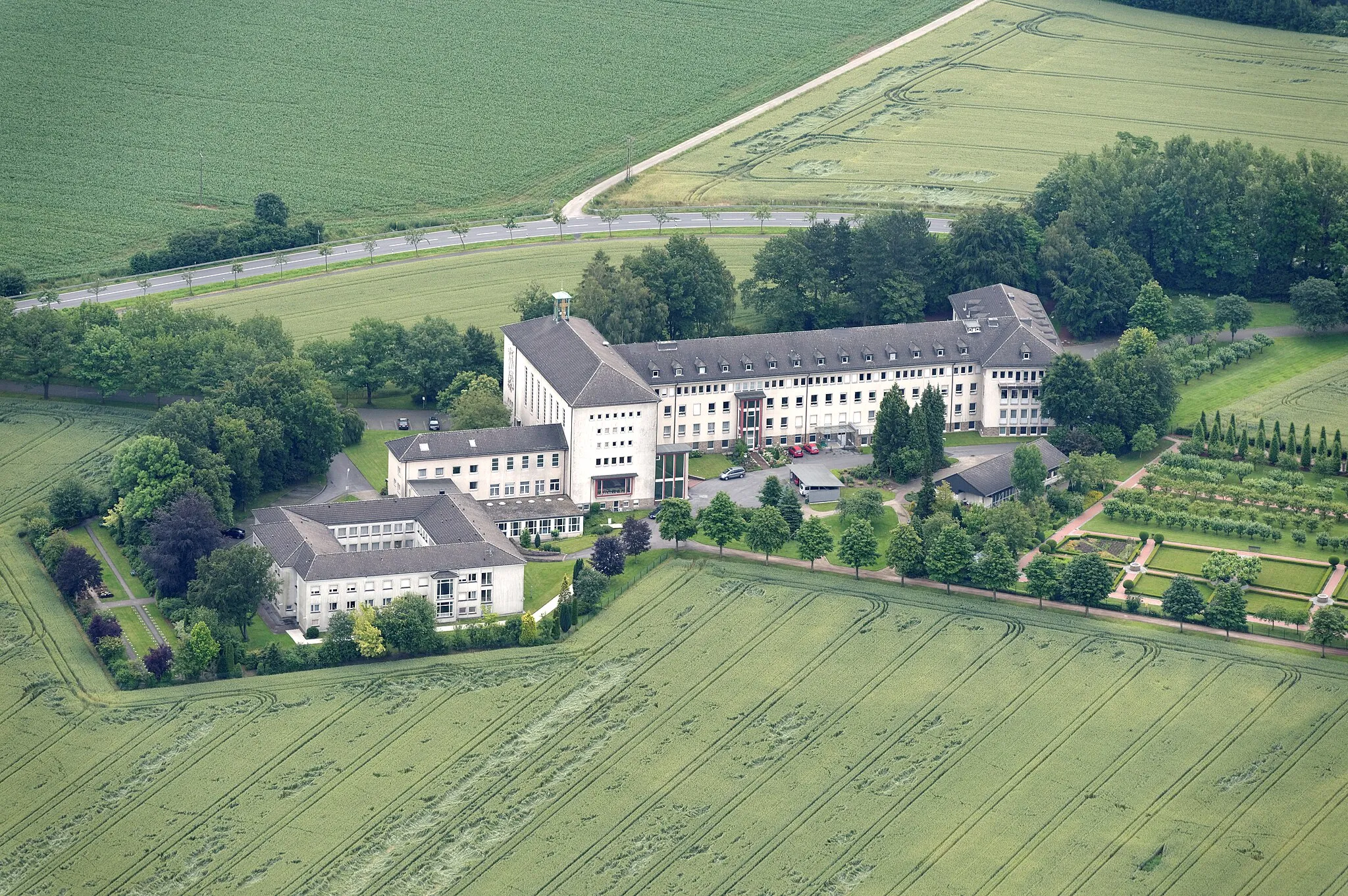 Photo showing: Heilig-Geist-Kloster der Steyler Missionarinnen in Wickede-Wimbern

The production, editing or release of this file was supported by the Community-Budget of Wikimedia Deutschland.
To see other files made with the support of Wikimedia Deutschland, please see the category Supported by Wikimedia Deutschland.
العربية ∙ বাংলা ∙ Deutsch ∙ English ∙ Esperanto ∙ français ∙ magyar ∙ Bahasa Indonesia ∙ italiano ∙ 日本語 ∙ македонски ∙ മലയാളം ∙ Bahasa Melayu ∙ Nederlands ∙ português ∙ русский ∙ svenska ∙ українська ∙ +/−