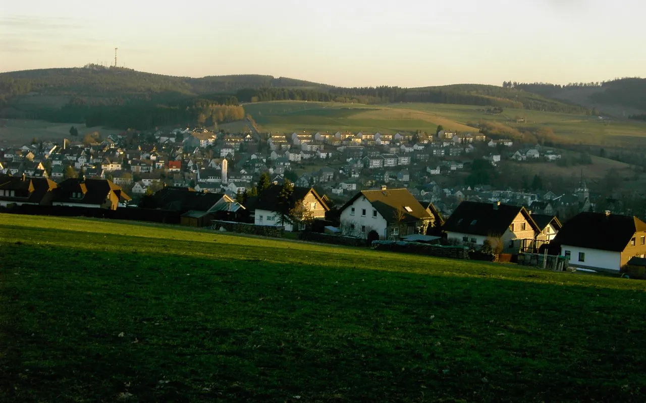 Photo showing: Erndtebrück mit katholischer Kirche vom Hachenberg aus gesehen